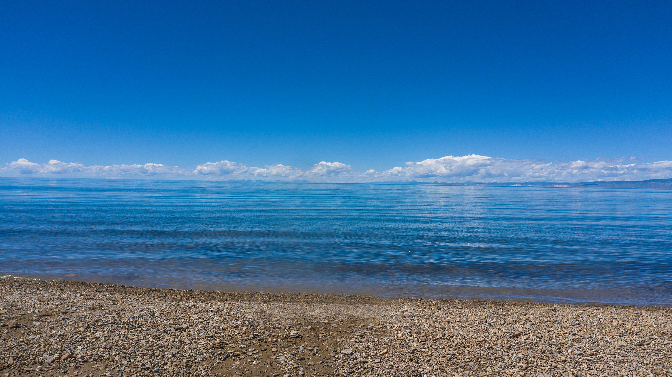 青海湖位于青海省海南藏族自治州共和县,是一个美丽的高原湖泊.