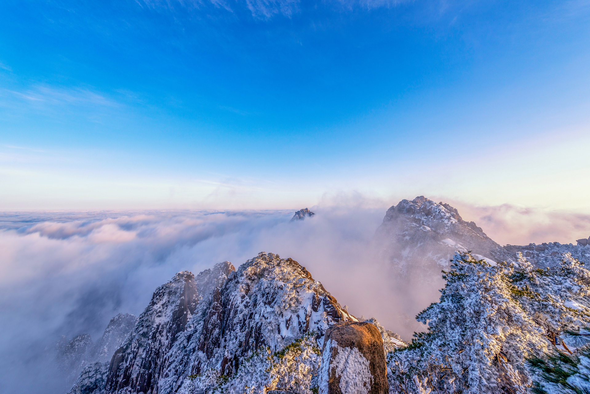 黄山,位于中国安徽省,是中国著名的风景名胜区之一,以奇松,怪石,云海
