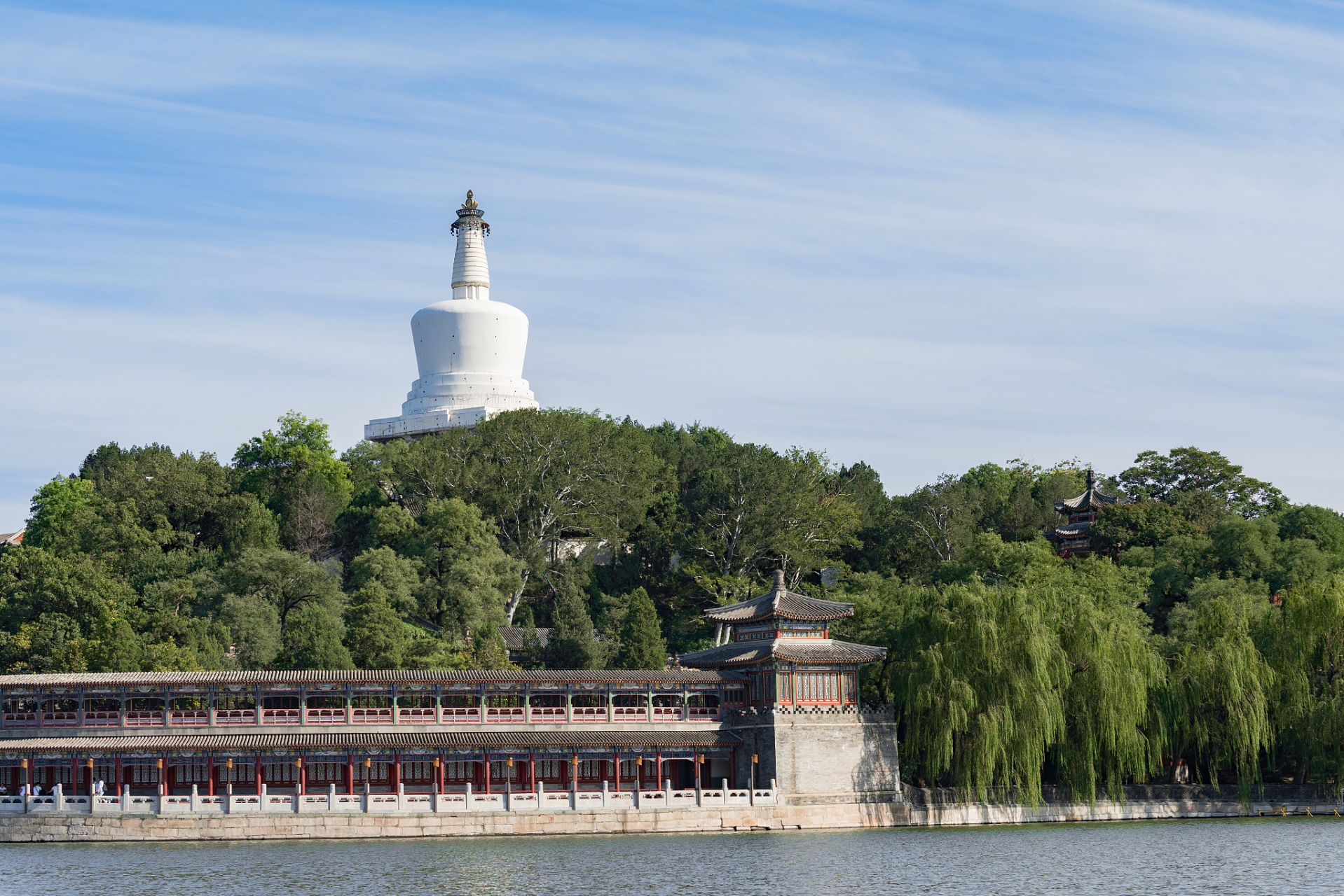 穿越时空的旅行# 北海公园中的白塔,是一座具有皇家园林特色的标中栽