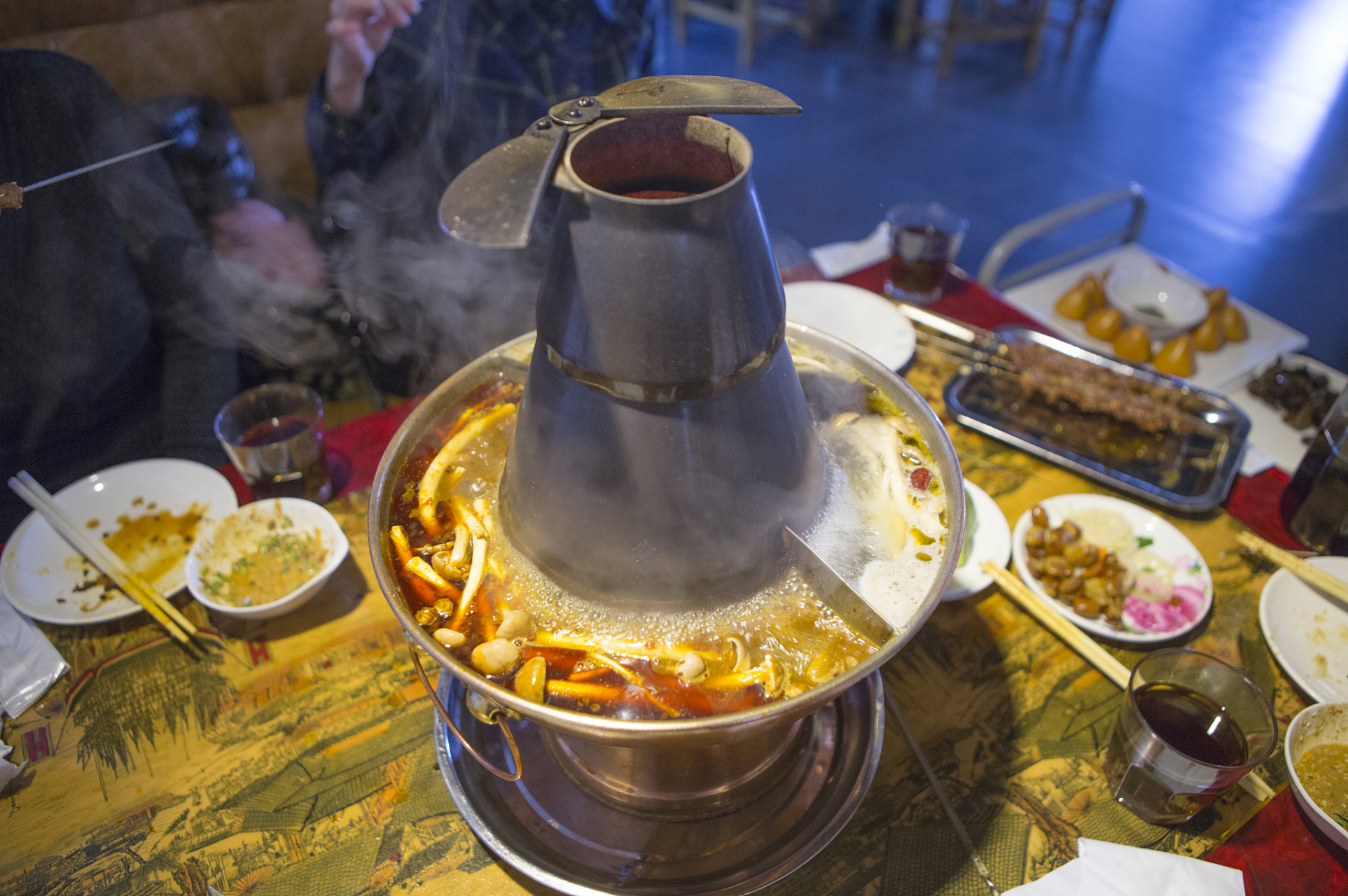 乌拉火锅是吉林的特色菜,吉林乌拉是满语音译,据《吉林通志》记载: