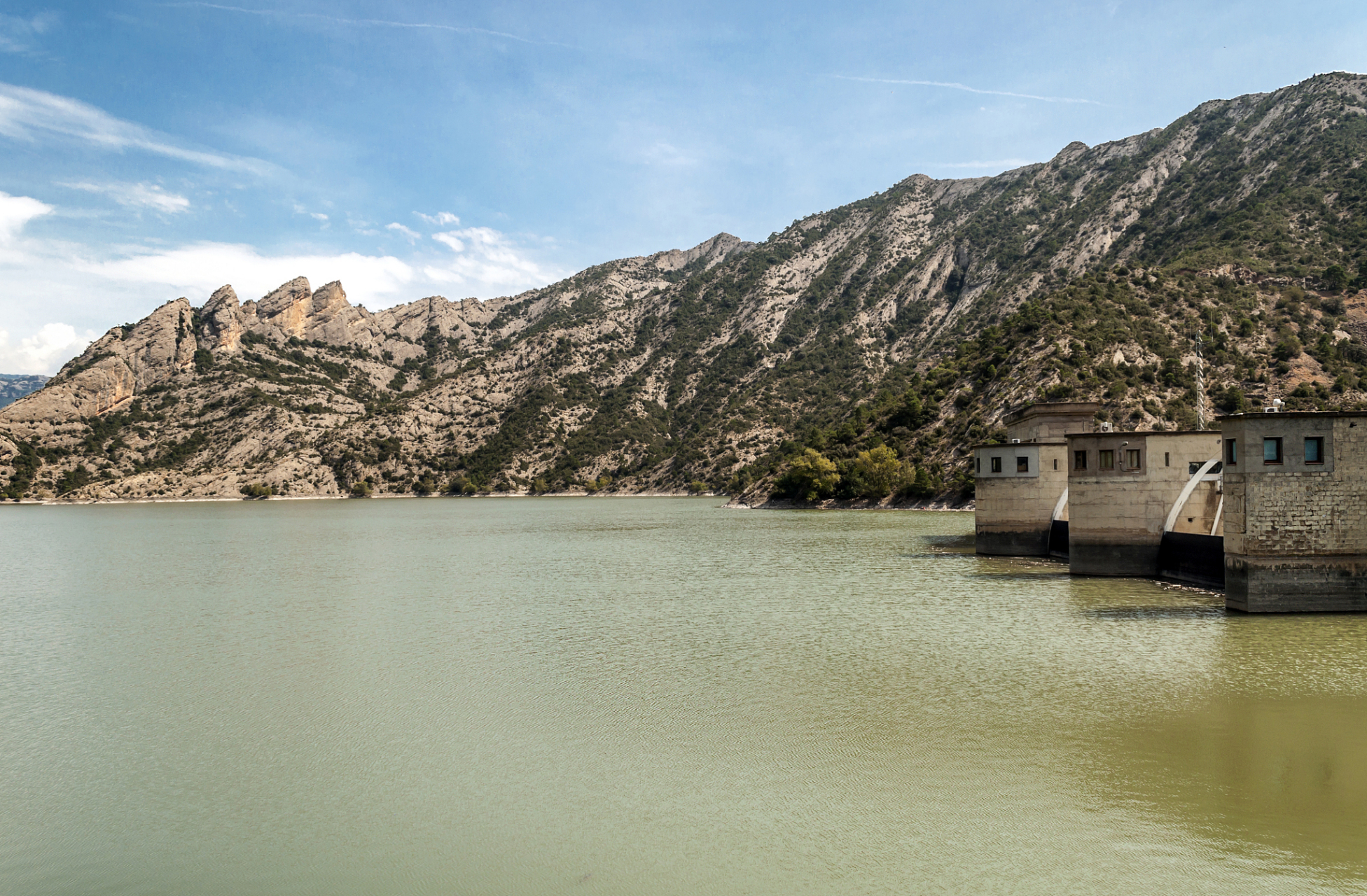 甘肃省武威市民勤县的红崖山水库,是一座人工修建的水库,也是亚洲最大