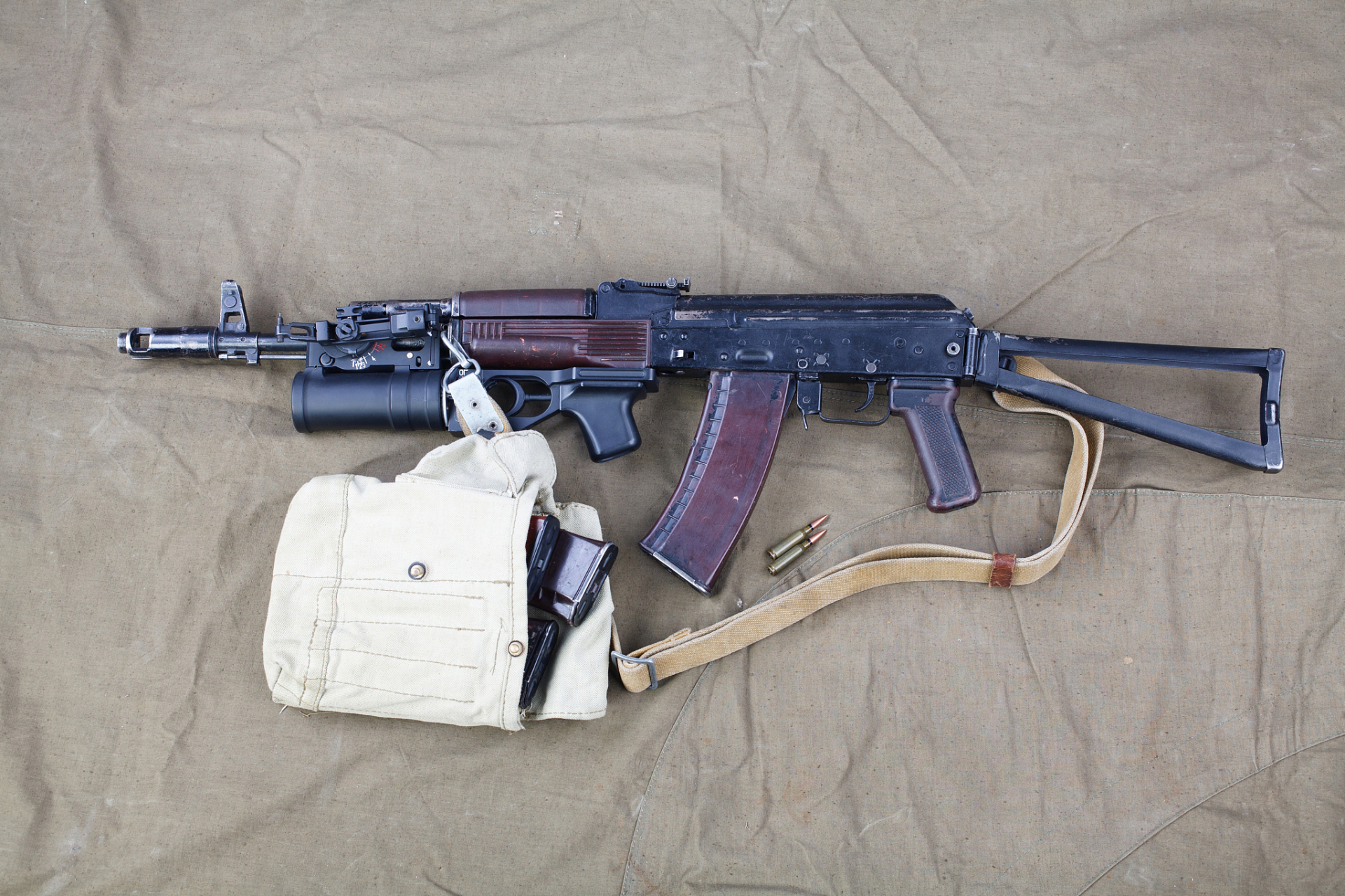 军事武器# ak枪族是一系列以ak47为原型的自动步枪,由苏联设计师米哈