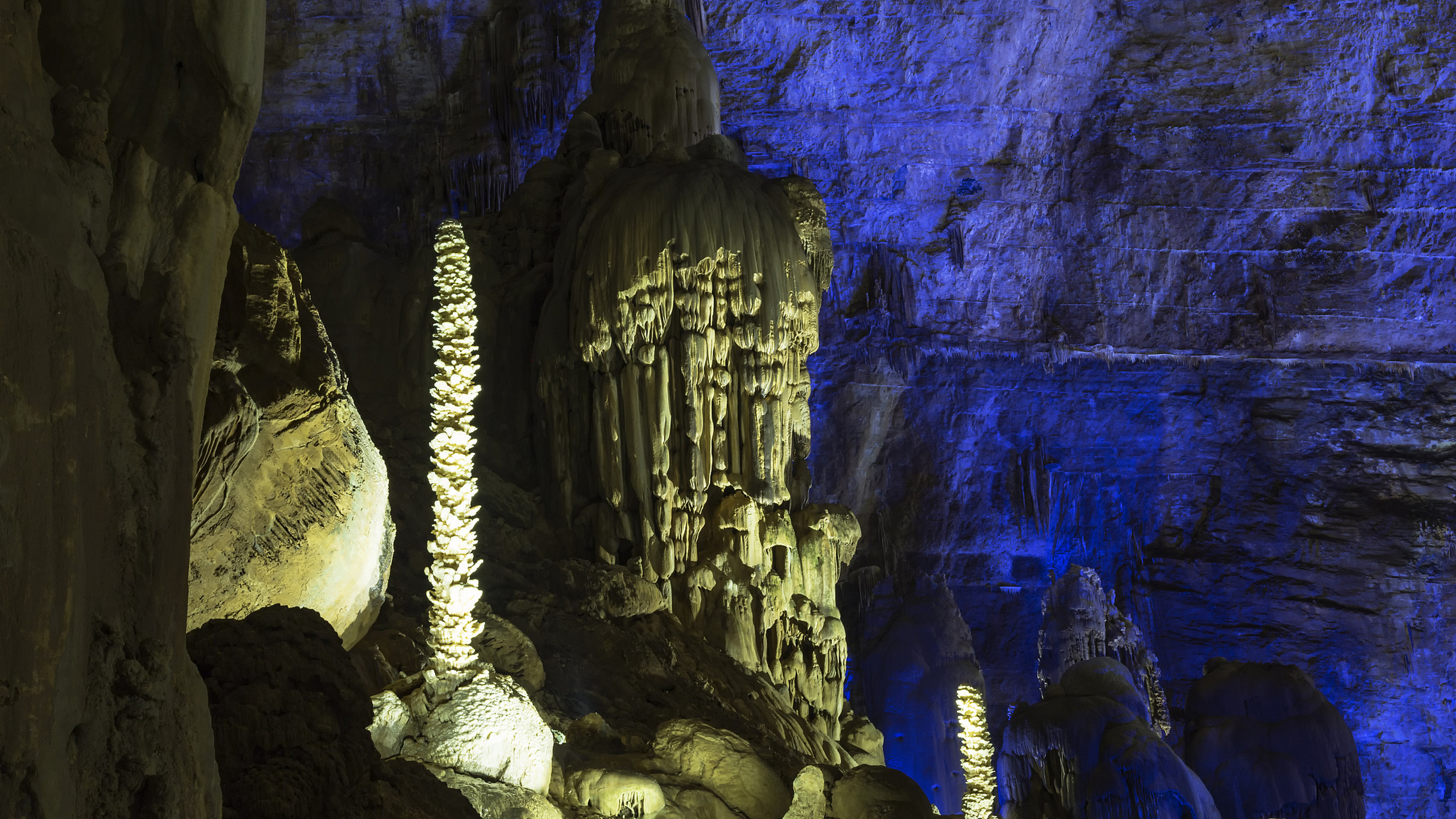 景区内五峰连为一体,形如笔架,又名笔架山.
