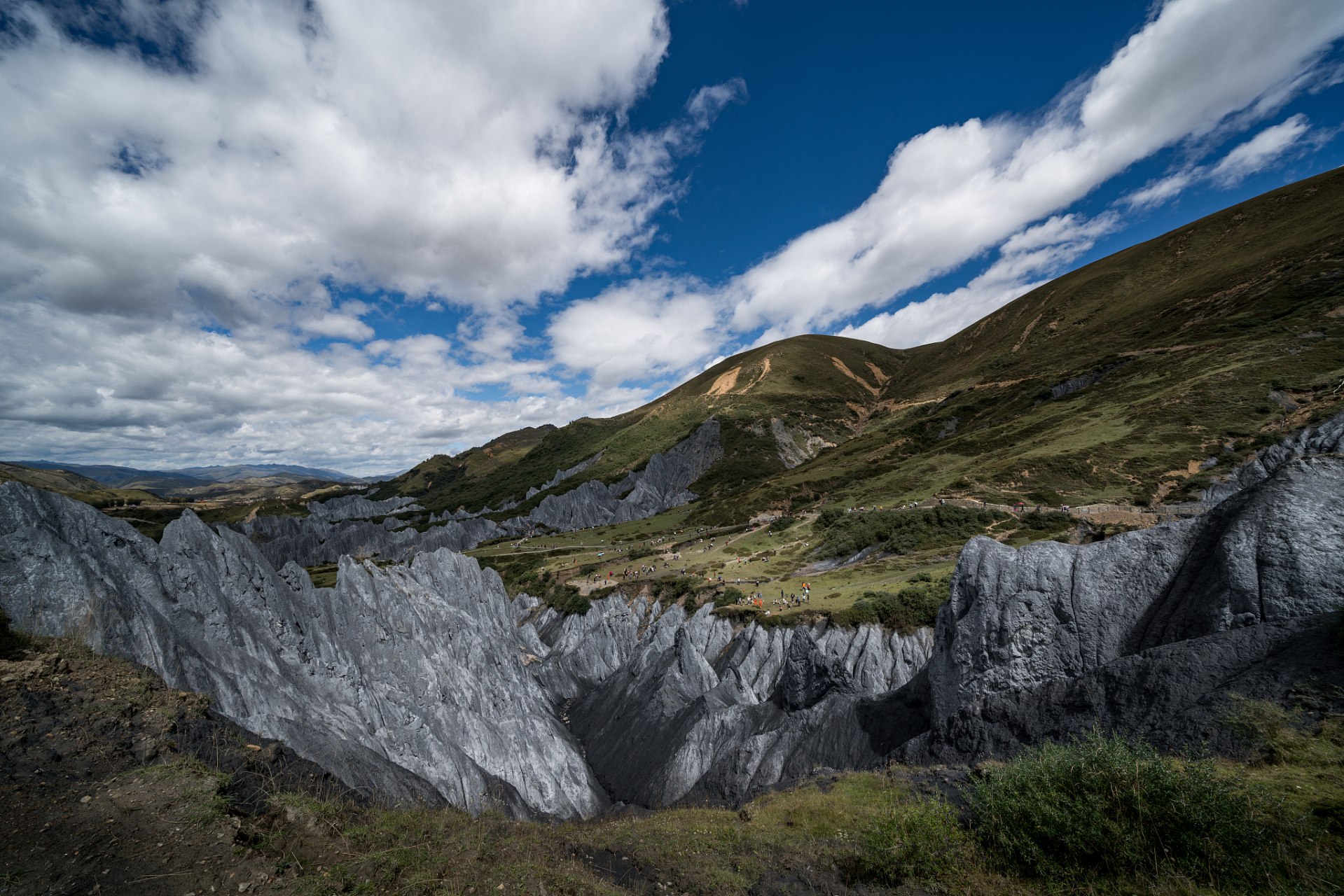 中国墨石公园景区位于四川省甘孜州道孚八美镇卡玛村与中古村交界处