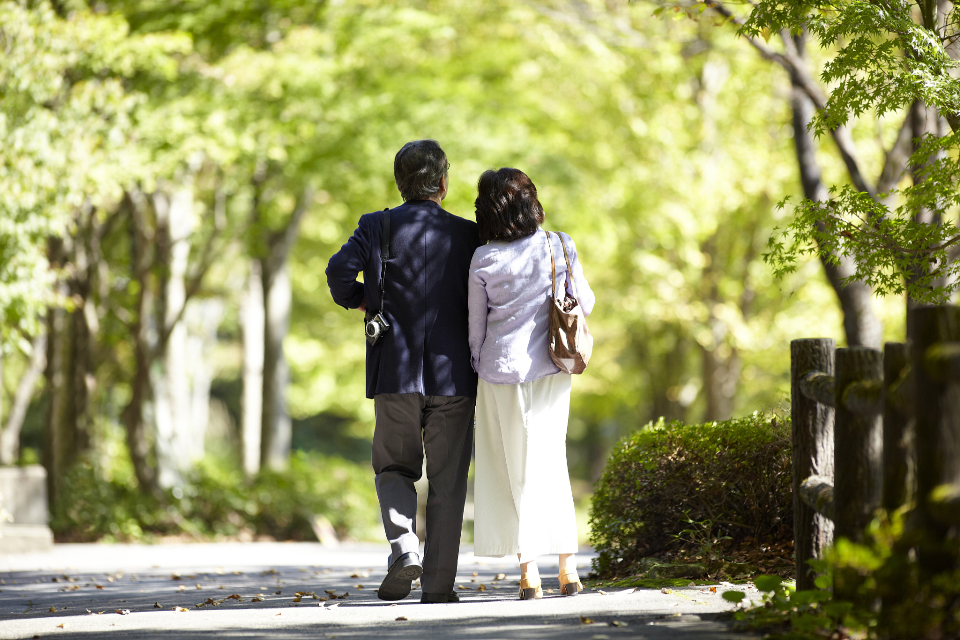 一对夫妻在散步,妻子忽然停下来,笑着问:"你知道你和我结婚的原因吗?