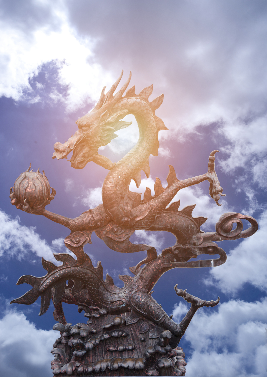 龙,中国古代神话中的动物,为鳞虫之长,是中华民族的象征之一.