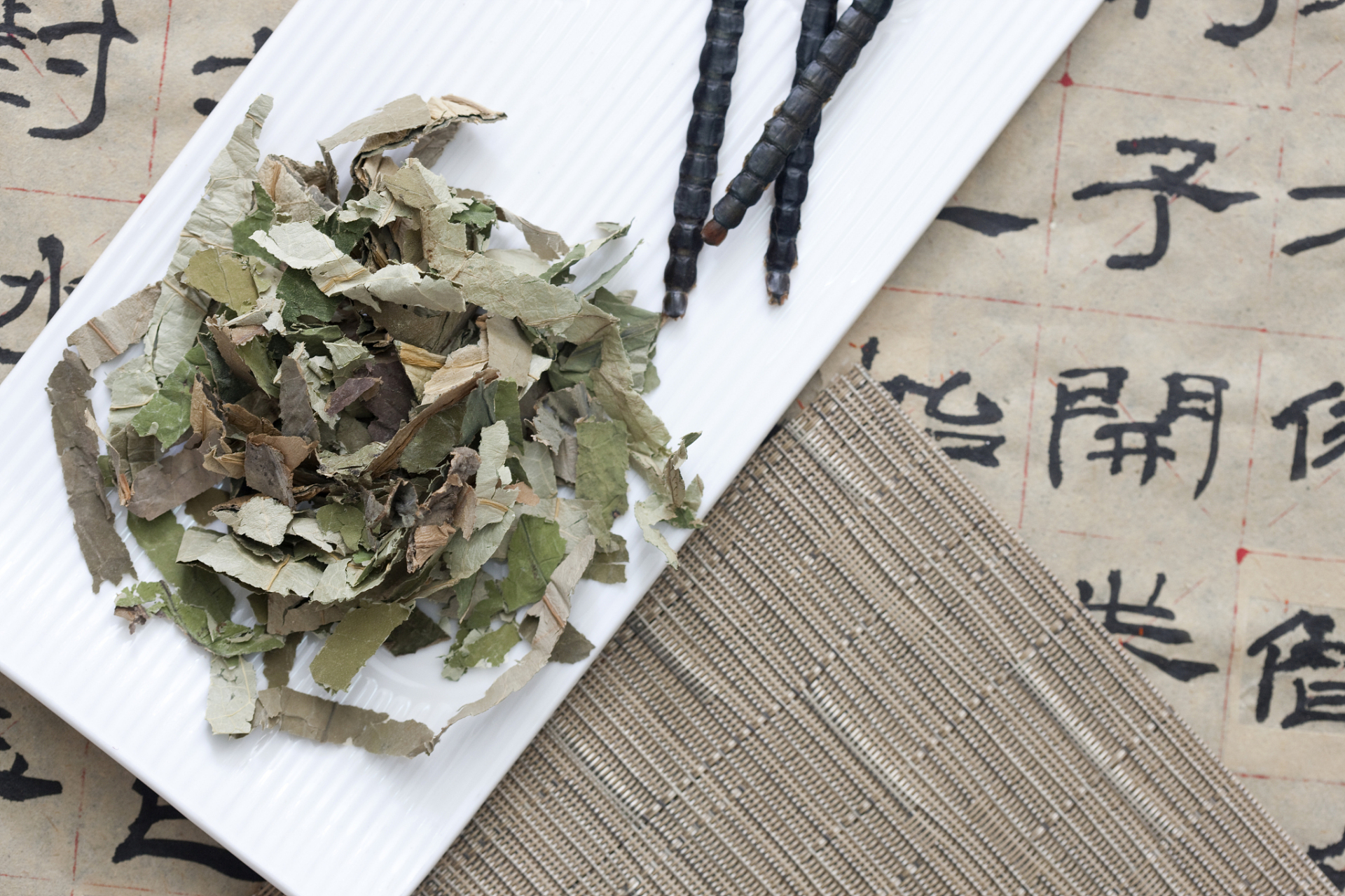 搭配适当的食材可以增强干荷叶的药效,以下是几种与干荷叶搭配的建议.