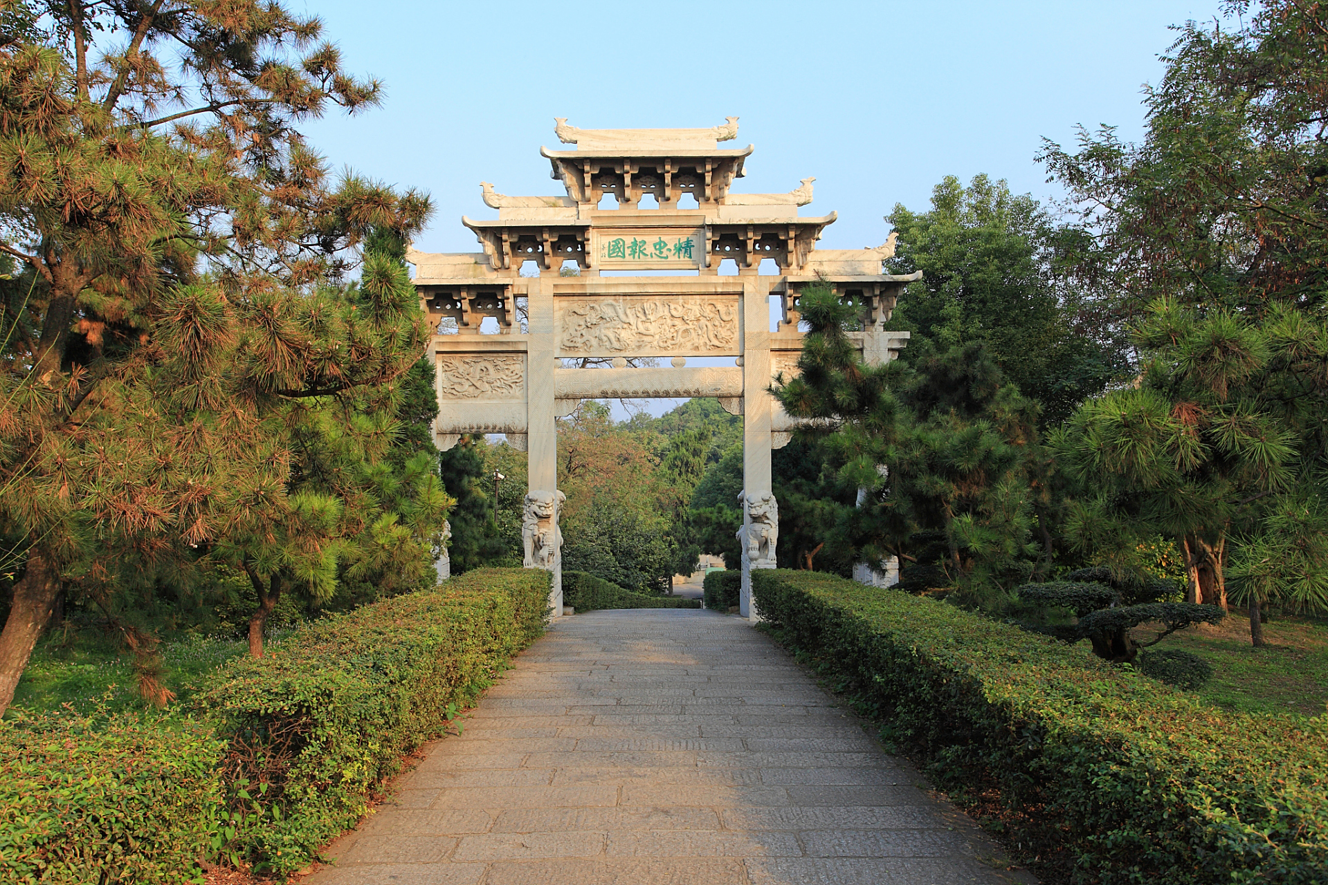 游子山被誉为"三教圣地",孔子,地藏王菩萨等先贤曾游历此地.