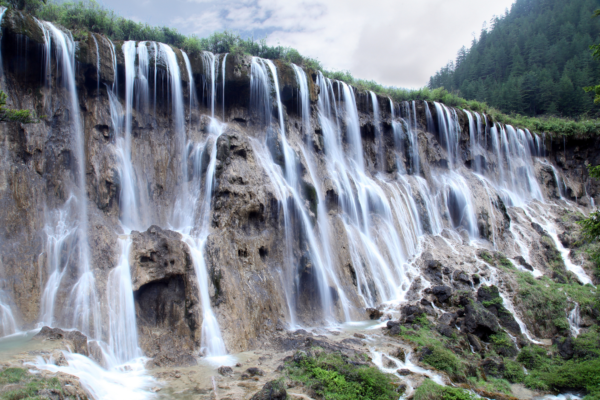 诺日朗瀑布位于中国四川省九寨沟,海拔2365米,瀑宽270米,高24.