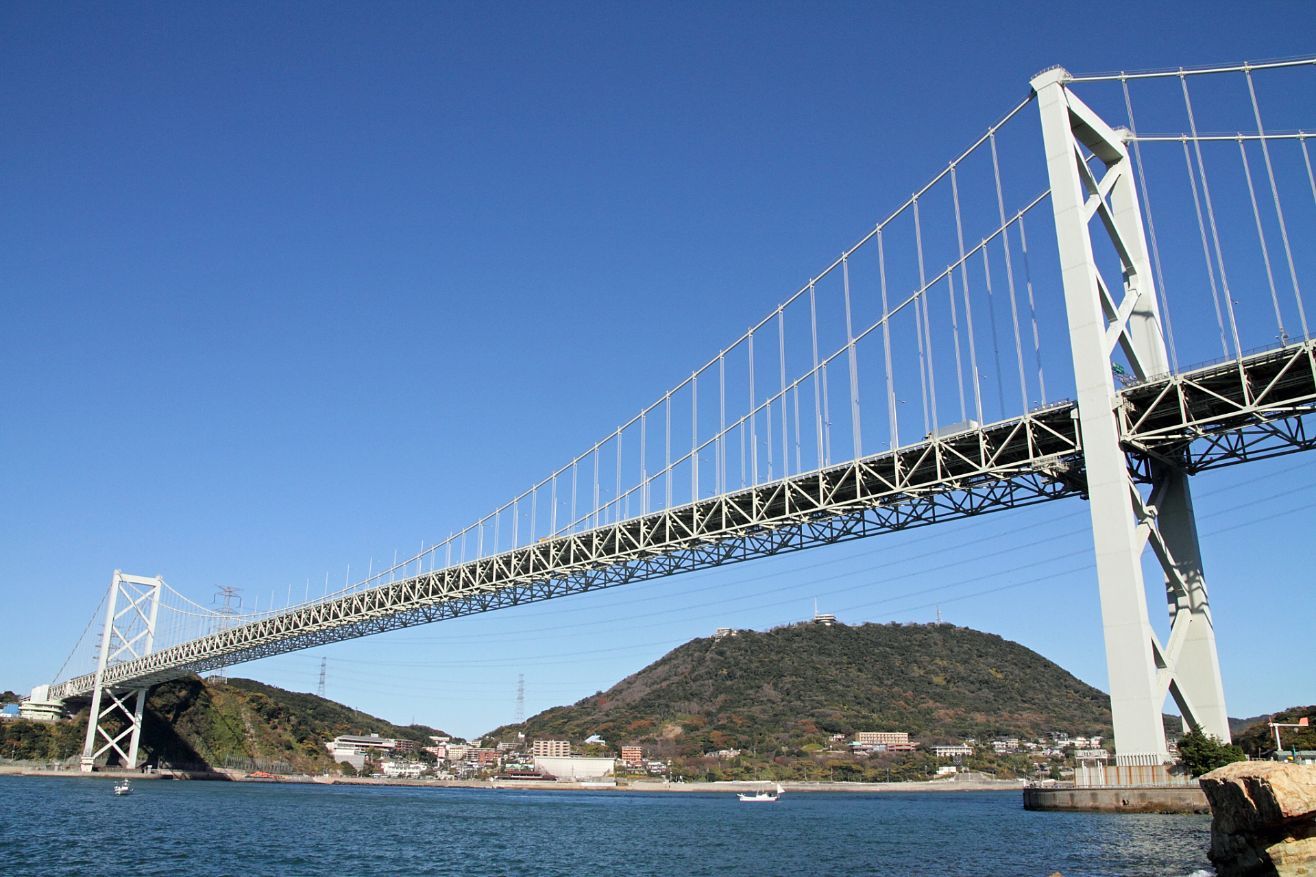 想象一下,你漫步在这座悬索桥上,桥下潮流滚滚,身临其境地感受大自然