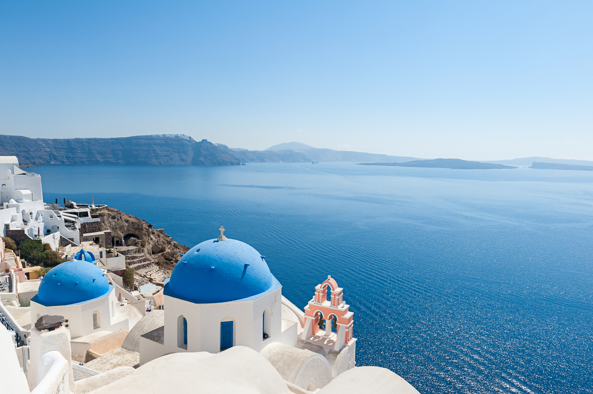 圣托里尼是希腊的一座著名岛屿,以其蓝顶白墙的建筑和壮丽的海景而