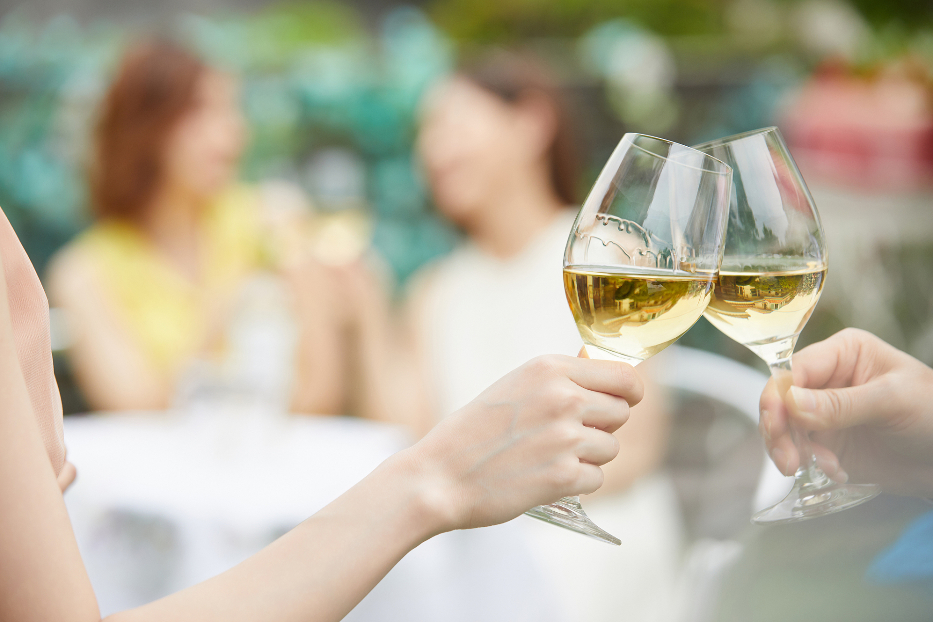 佩戴假肢是否可以拿东西取决于假肢的类型和功能