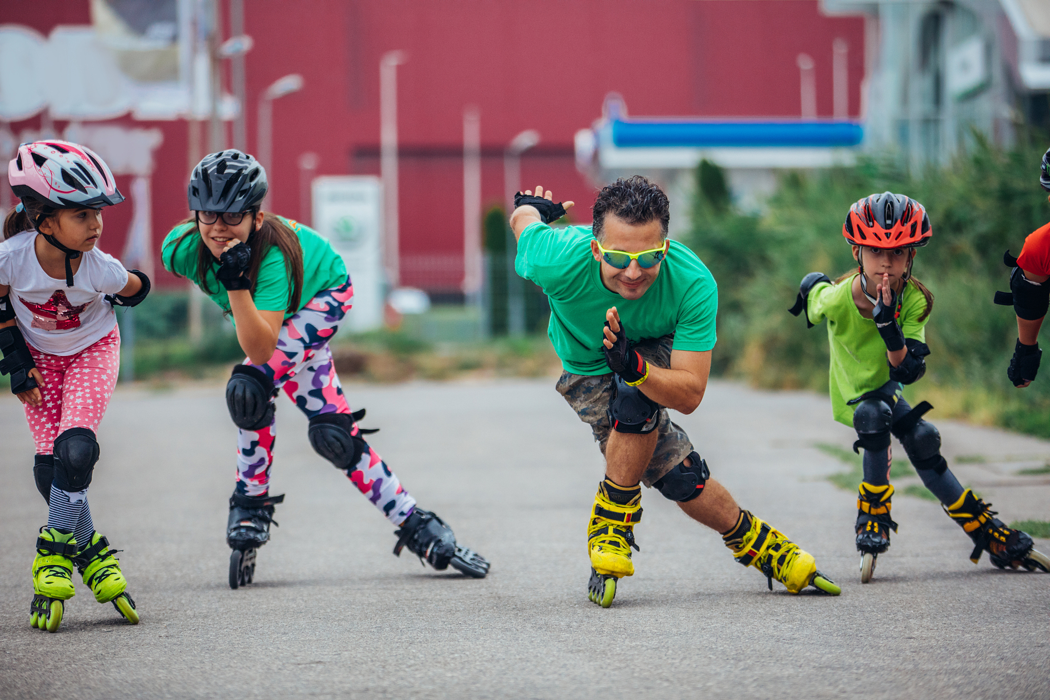 轮滑是一项有趣且对身体有益的运动,但60岁的人需注意安全练习
