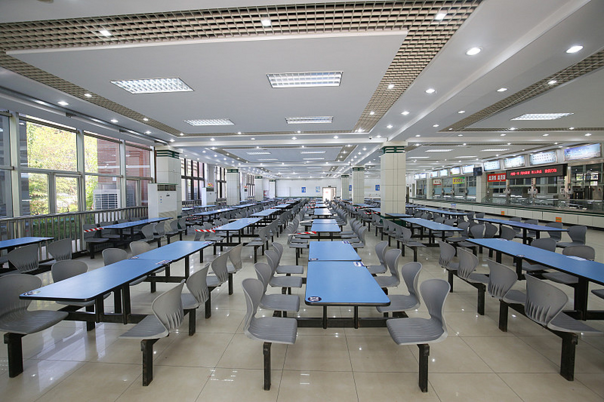 上高中的时候,我们学校的食堂只有厨房,没有就餐的地方.