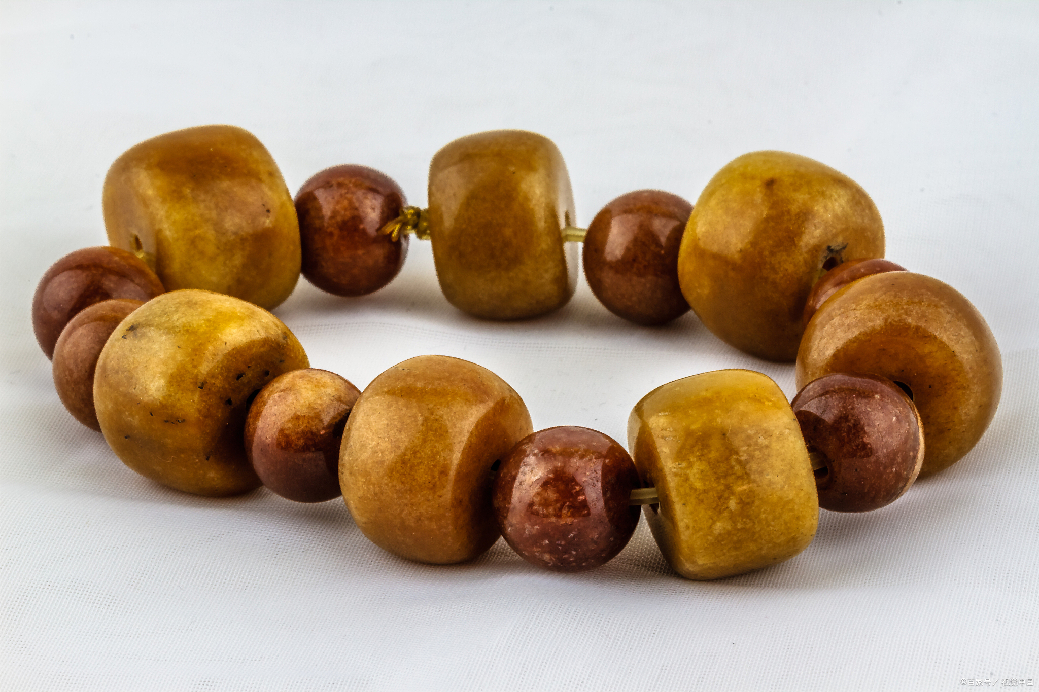 雄黄手串怎么鉴定真假?四种实用的方法学一下,让你告别假货