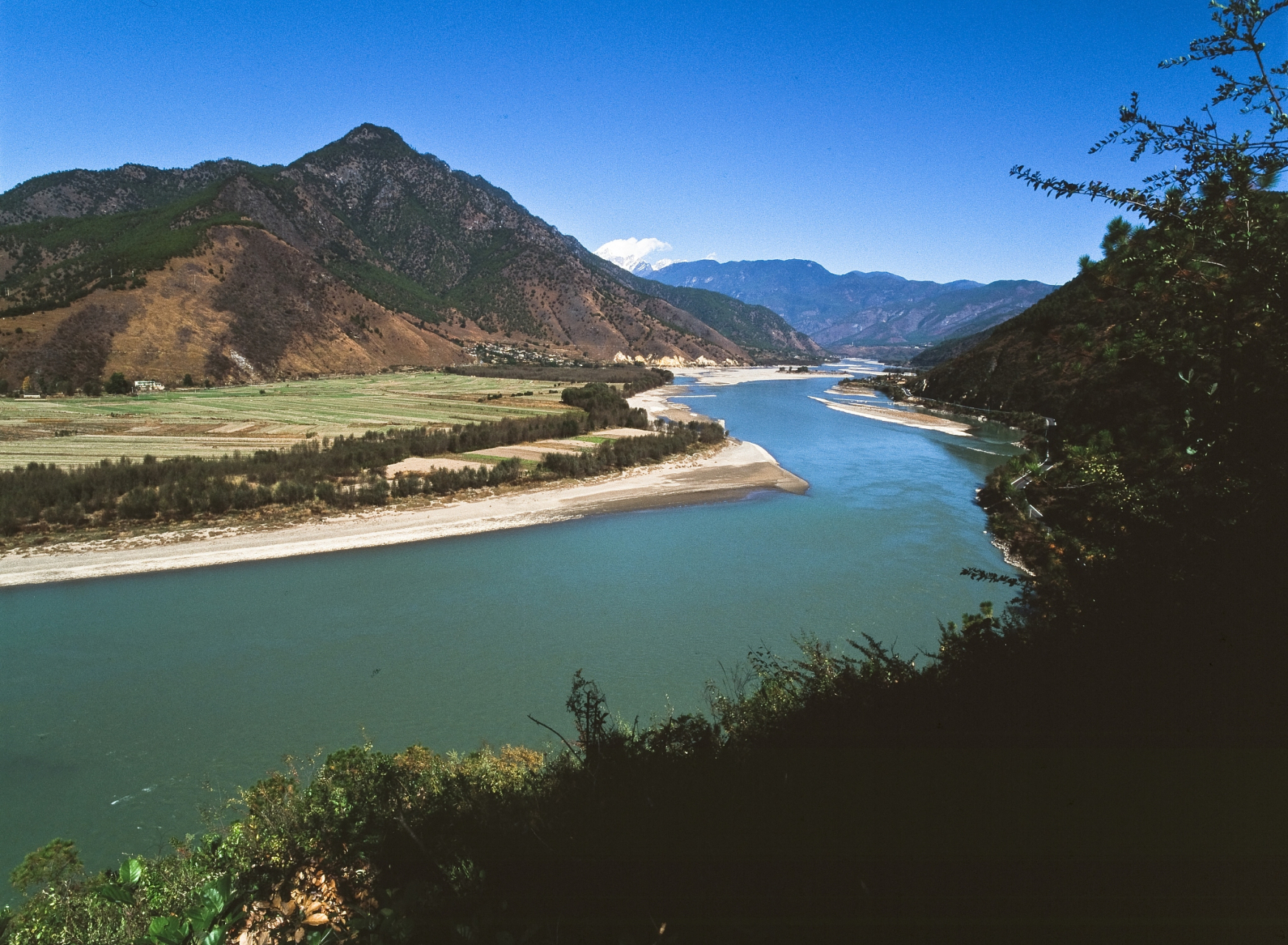 这是唐代诗人宋之问被贬途径大庾岭时所作的一首诗.