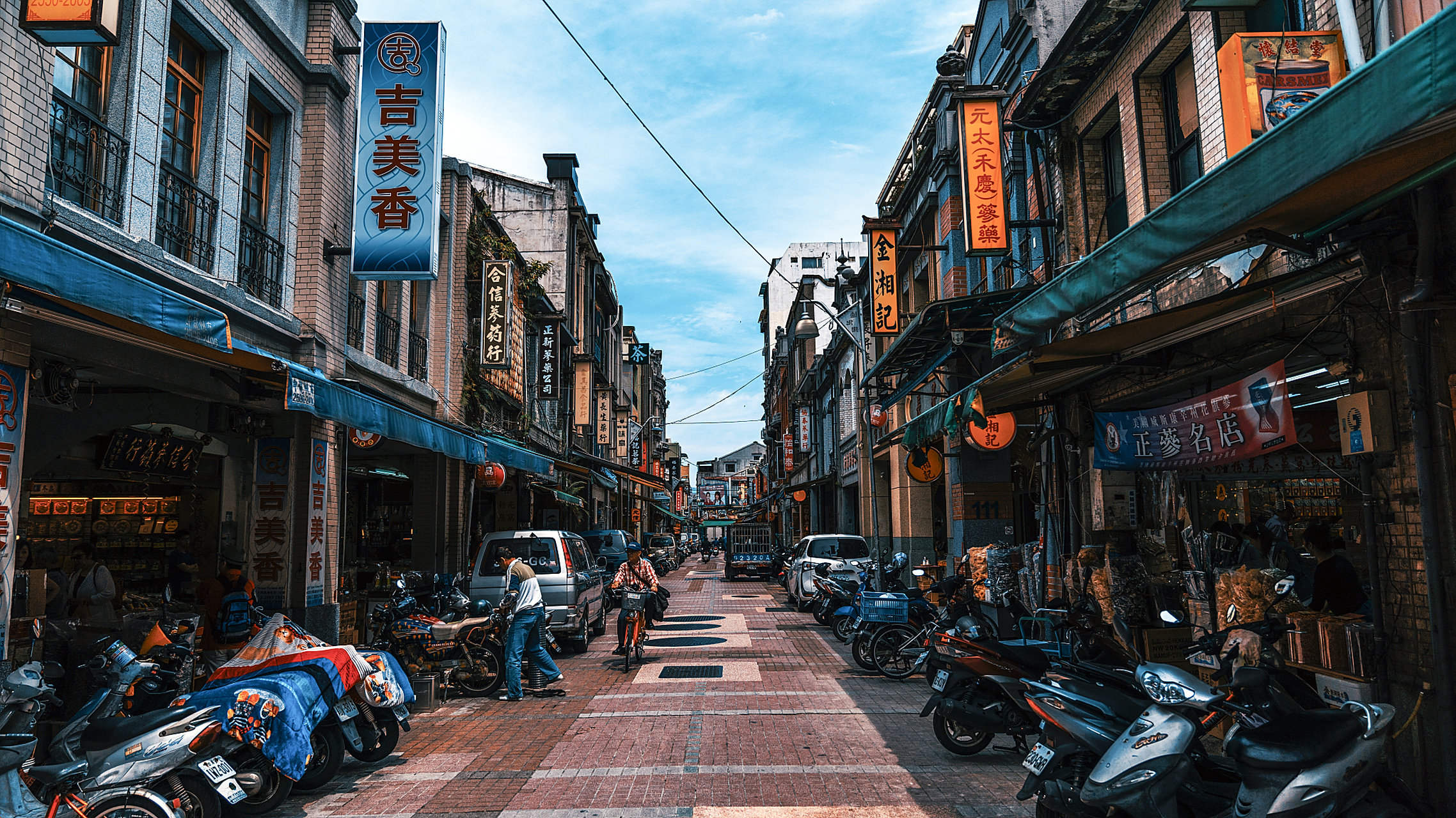 泉州西街,古今交织的时光漫步  走进泉州西街,仿佛一脚踏入了历史的