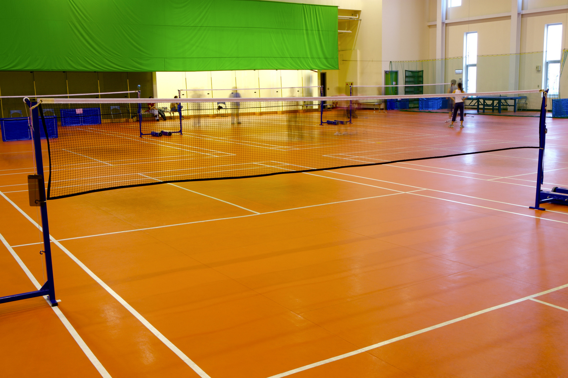 ai体育视野# 标准羽毛球场地尺寸  1. 单打场地尺寸:宽度为5.