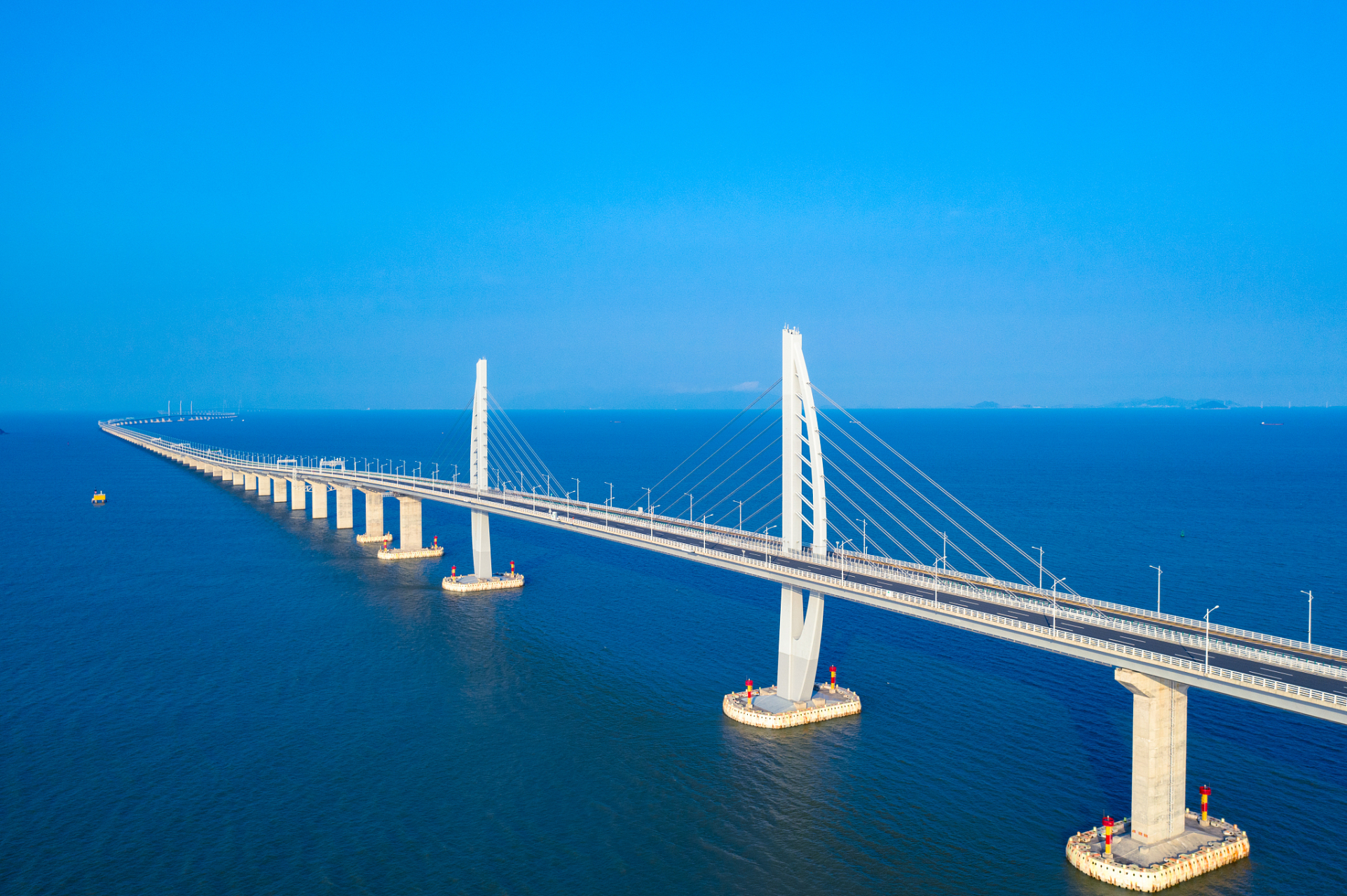 全新港珠澳大桥海上航线,近距离感受中国工程奇迹  现在,一条全新的