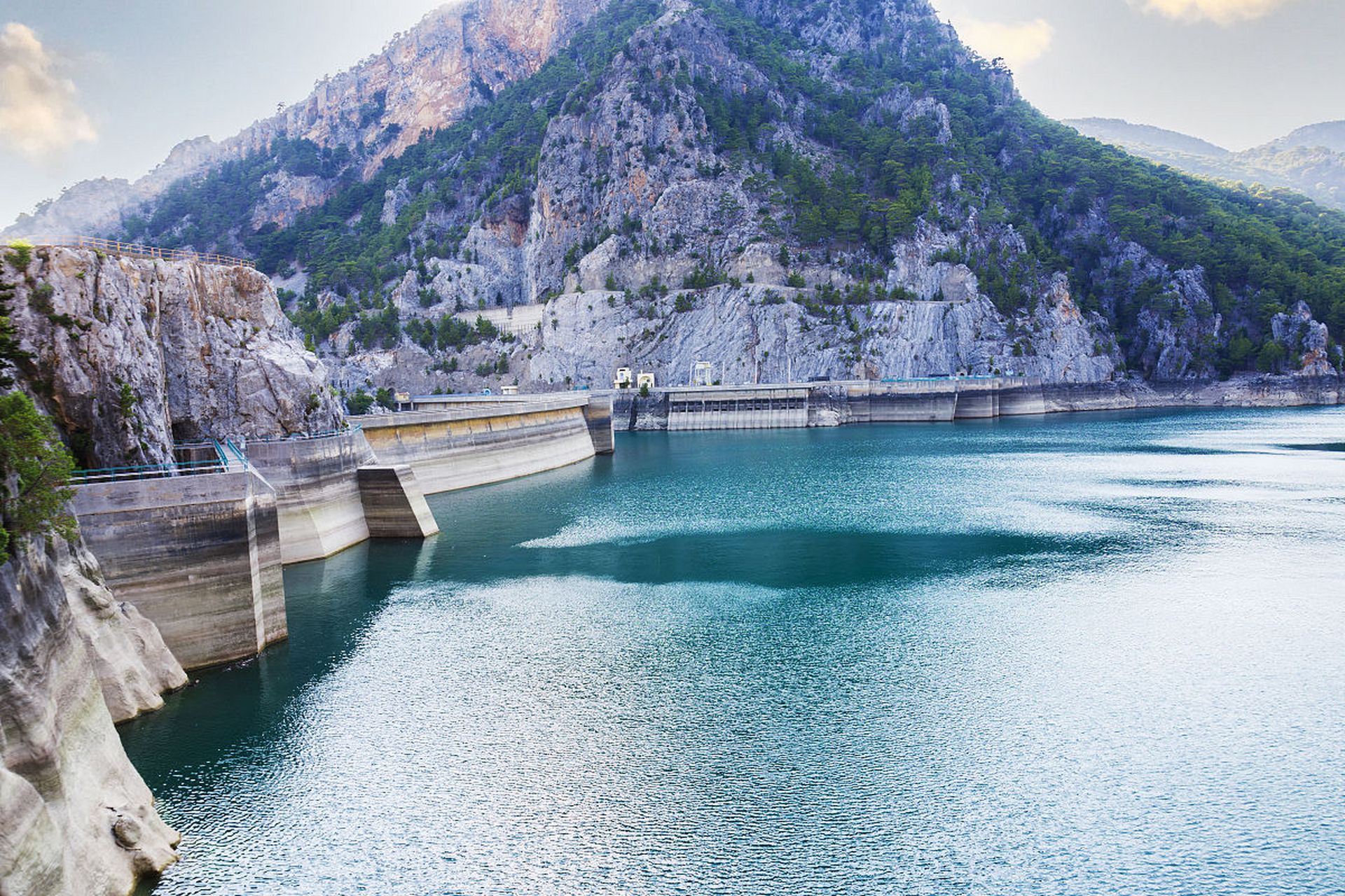 辽宁省东部,是一个历史悠久且充满魅力的城市,有许多热门景点和旅游