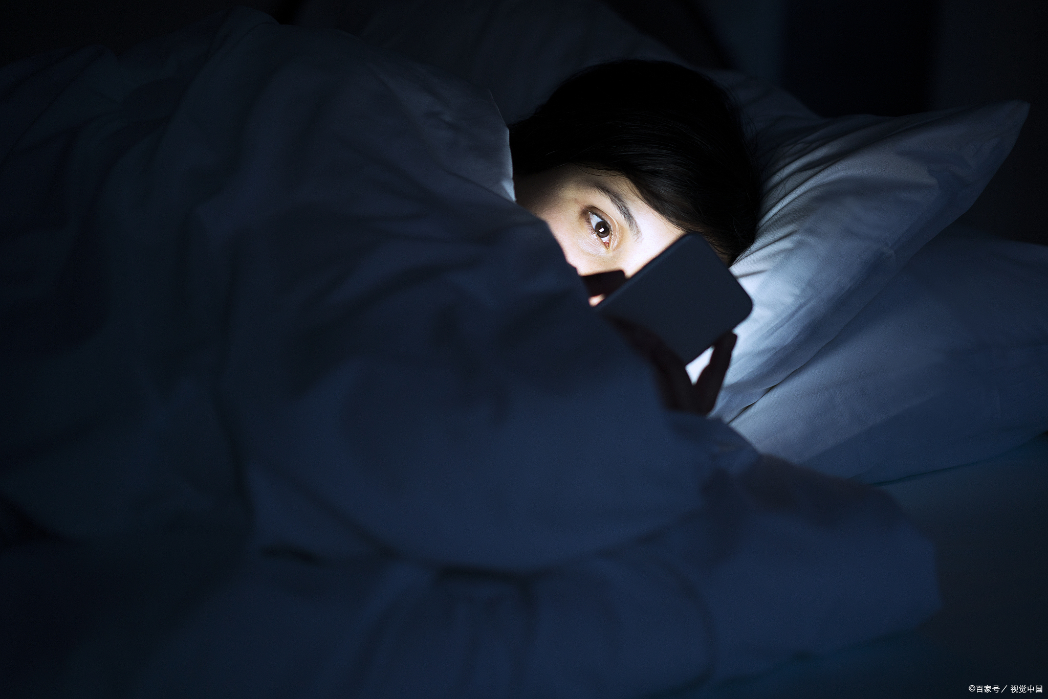 平时在公交上,地铁上,也是随处可见的"低头族",甚至关灯睡觉之前,不刷