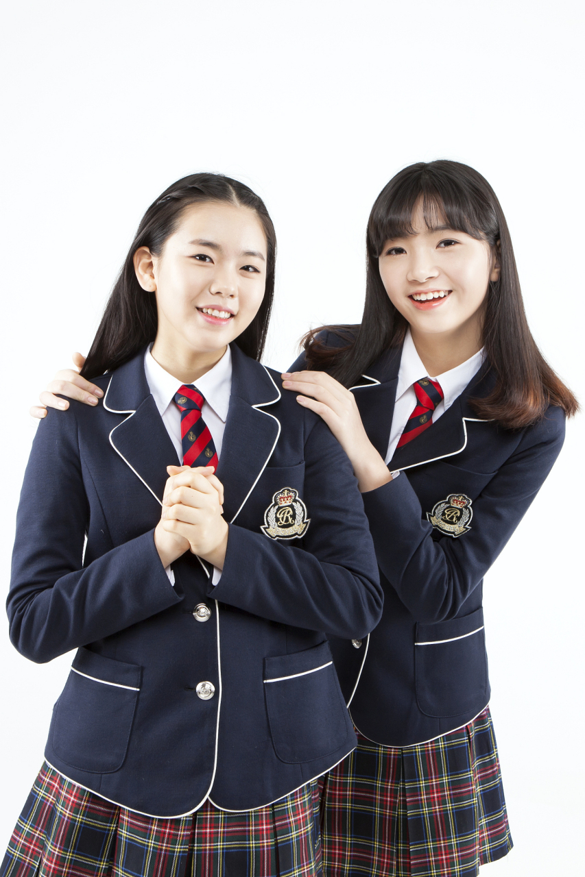 东莞一民办高中一次性收4000元校服费,网友怒了  东莞市光正实验学校