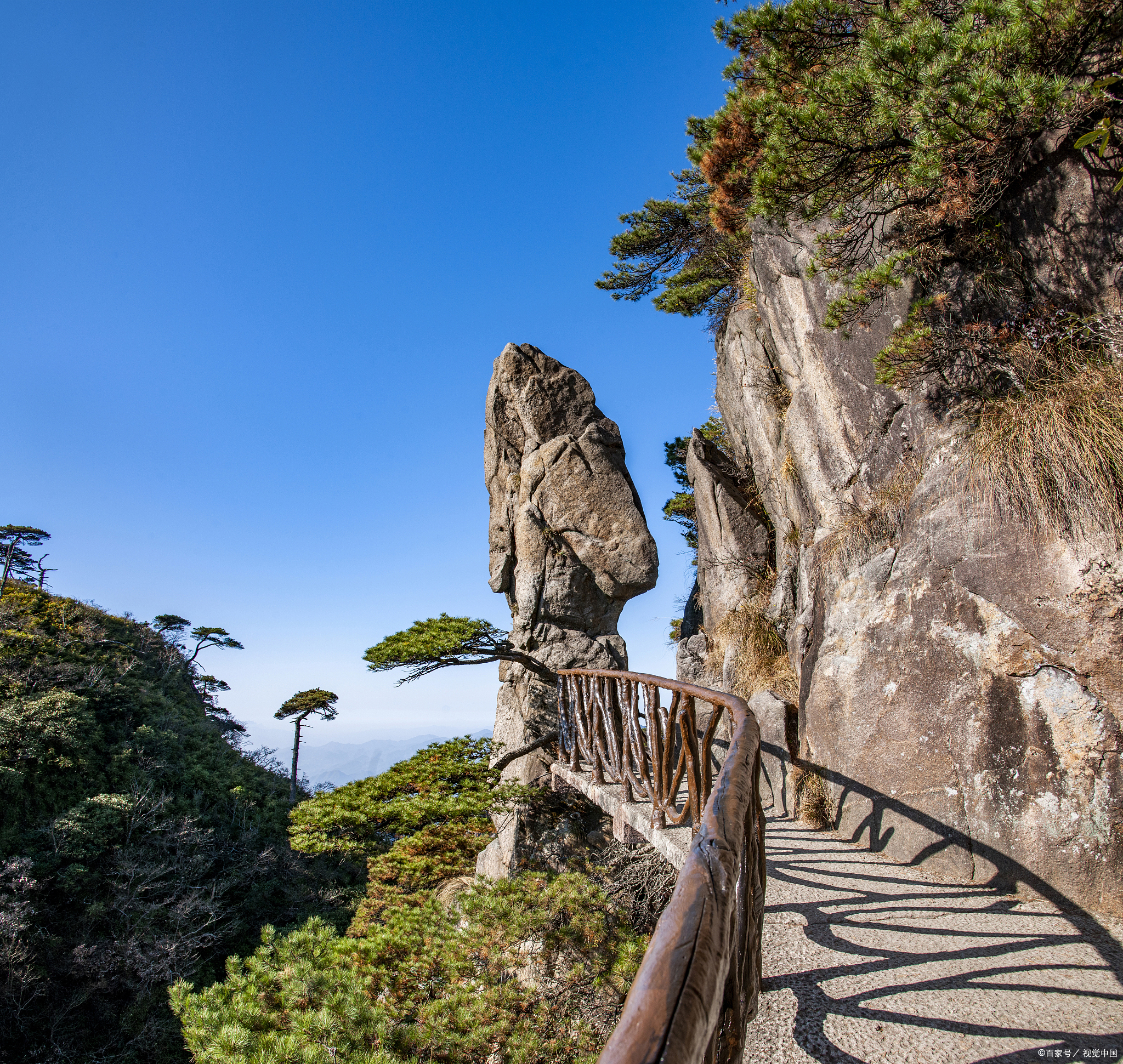 三清山风景名胜区位于江西省上饶市东北部,因玉京,玉虚,玉华"三峰峻拔