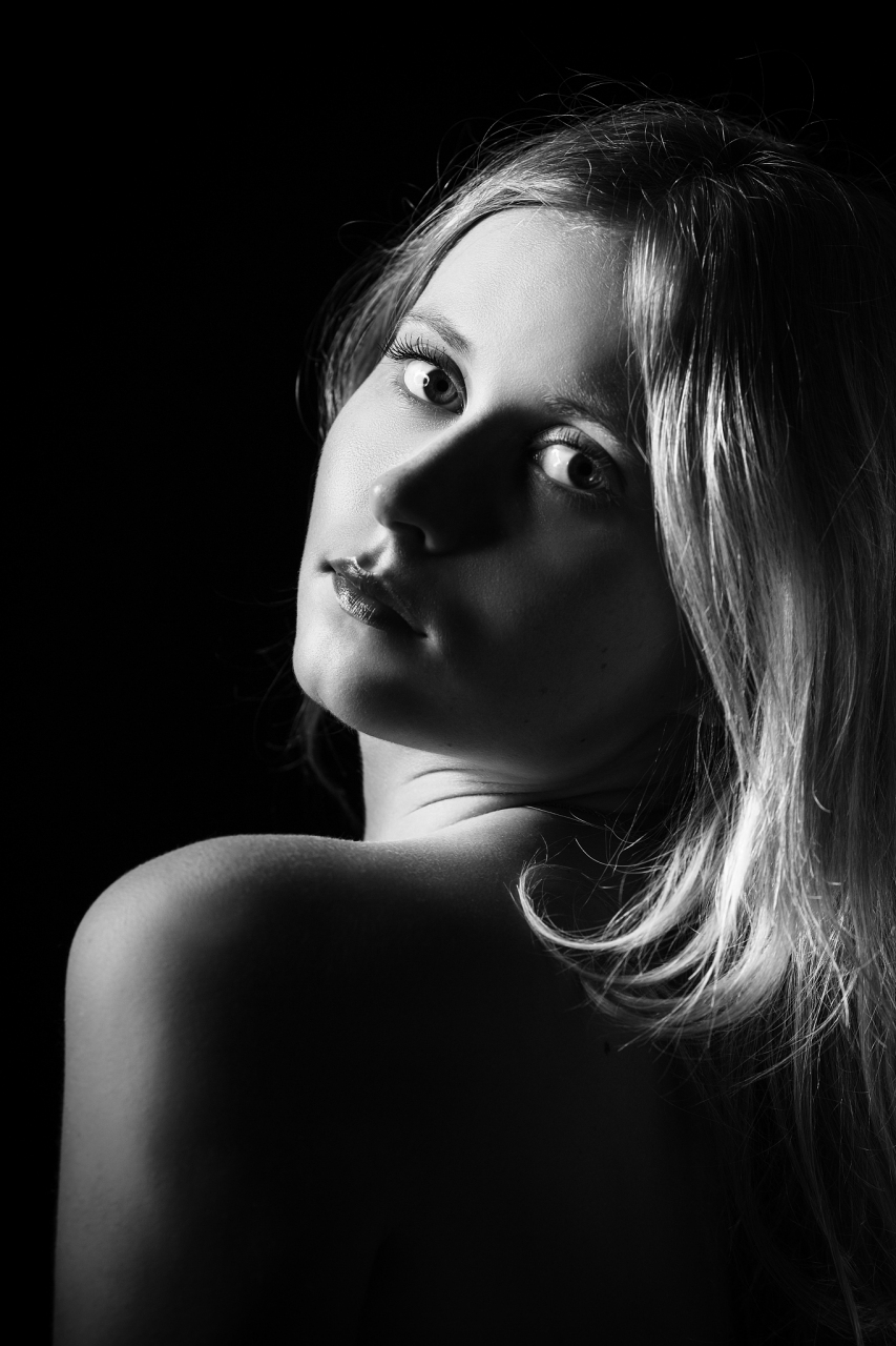 摄影后期如何使用ps将人像照片调成黑白,并赋予其意境美?