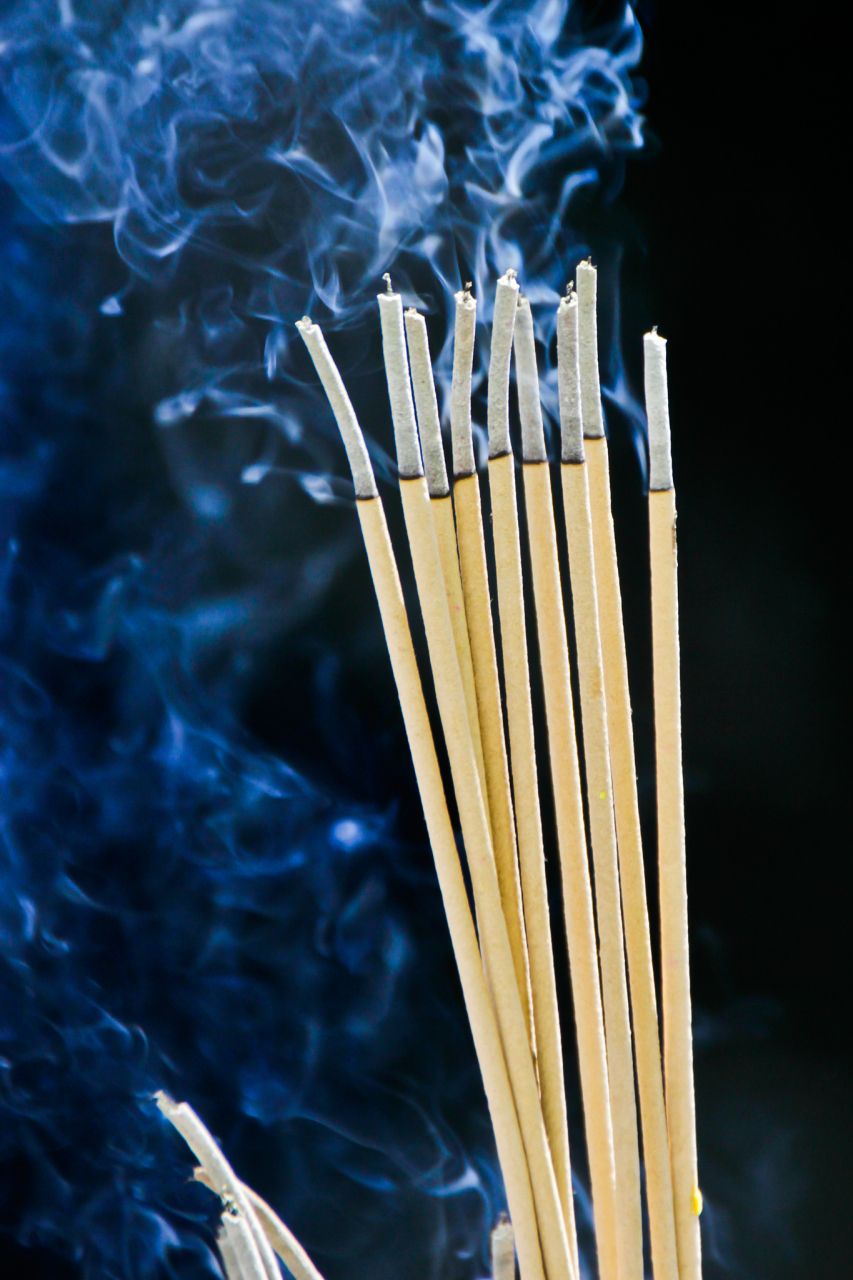 最近关于年轻人不上进不上课不上班只上香的事情闹上了热门.