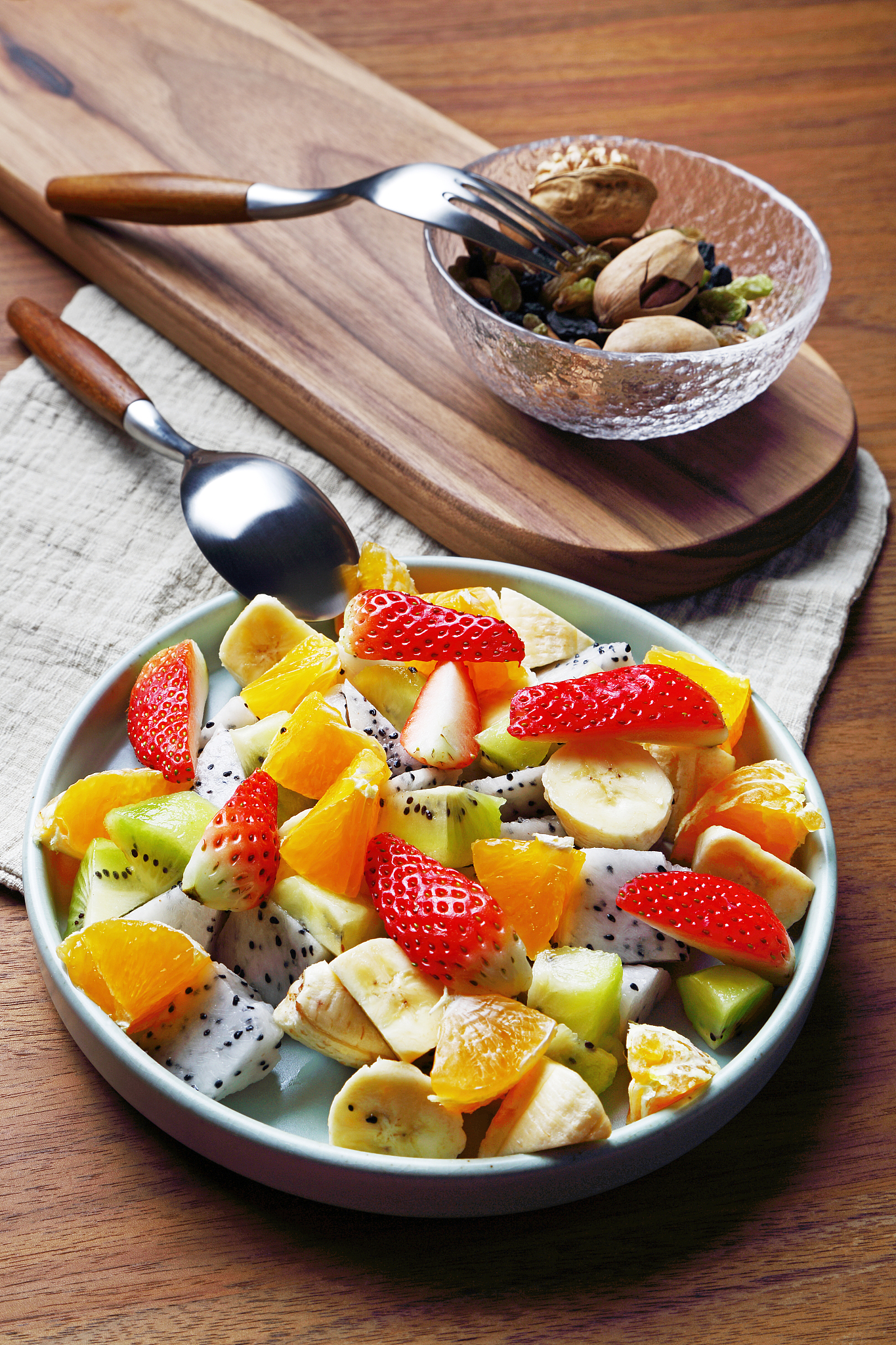 午后的阳光里,自制了一盘色彩斑斓的水果沙拉,每