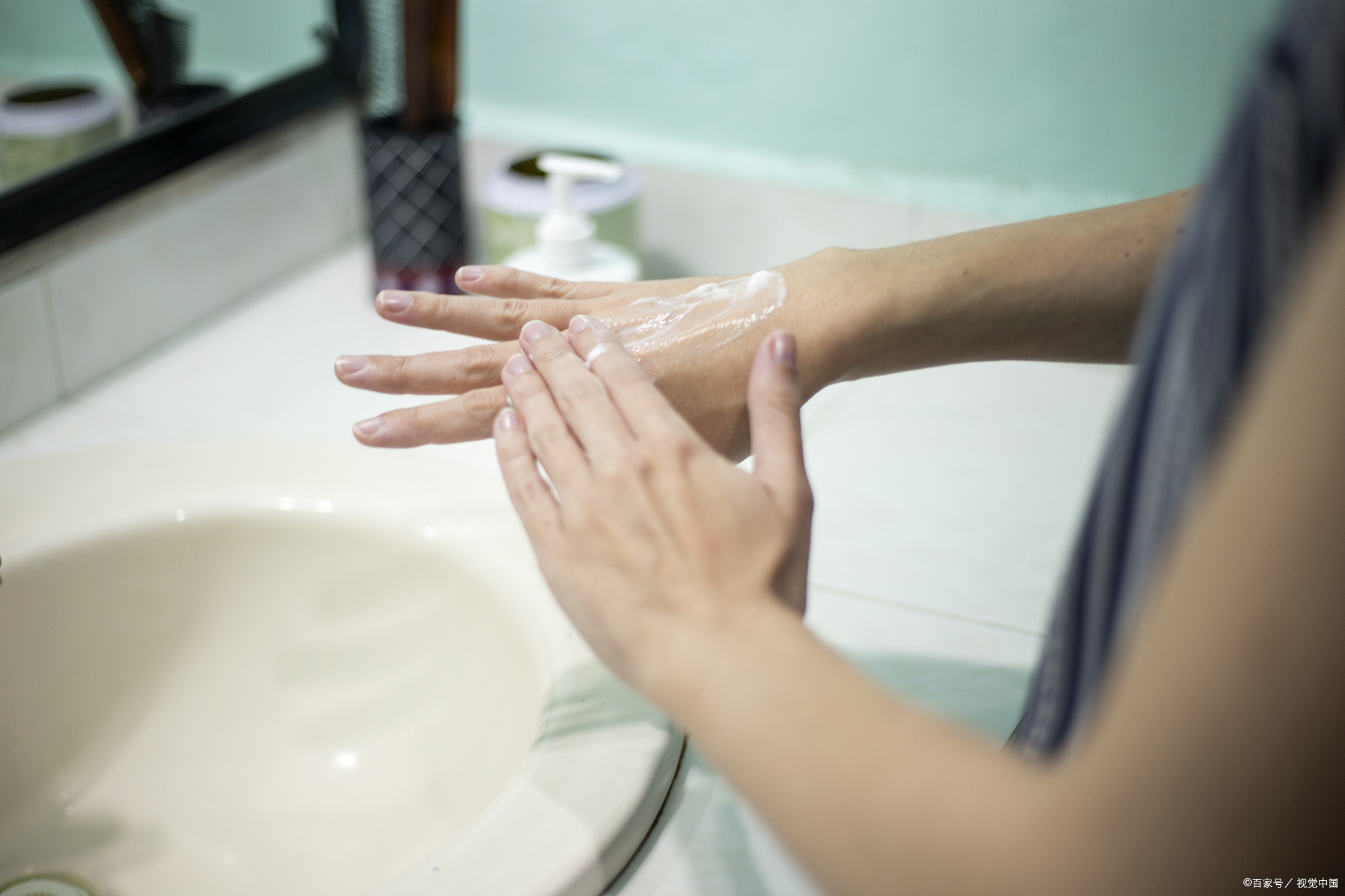 答:可以从以下几个方面培养孩子养成洗手的好习惯: