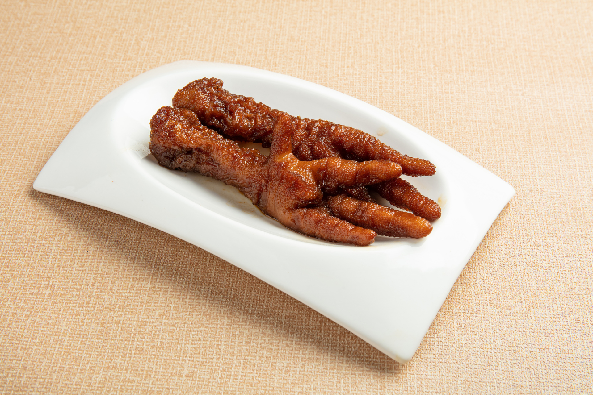 酱鸡爪子是美味的家常菜,需要选好食材,焯烫,煎制和腌制等步骤.