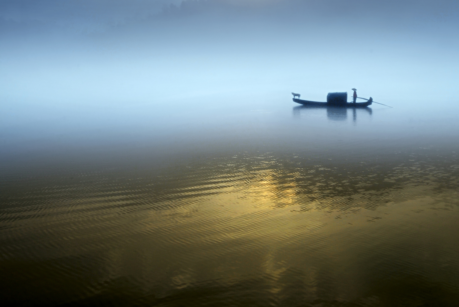 诗词原创七绝 平湖晚春 作者:火云 孤舟晴梦泊鸥沙,赏客偷闲数落花.