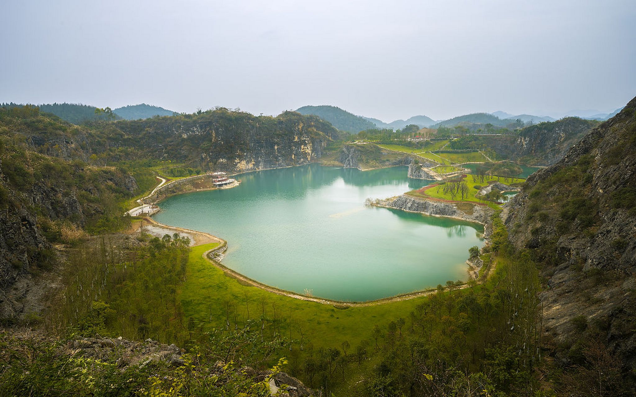 自然风光丰富的旅游胜地,景点包括安居古城,巴岳山玄天湖,铜梁龙景区