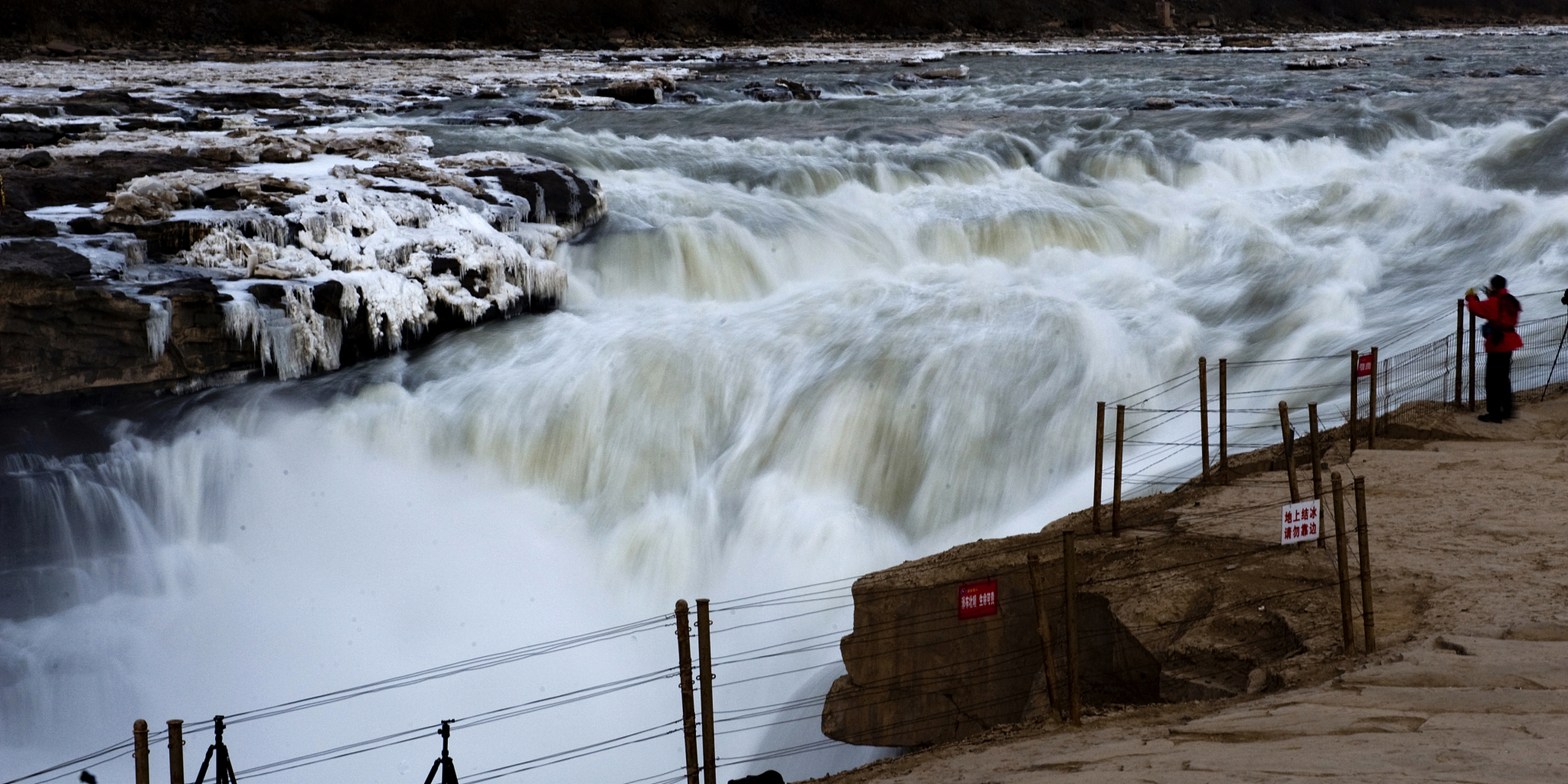【#黄河壶口瀑布迎春季最佳观赏期# :滚滚黄河水奔腾咆哮,如万马奔腾