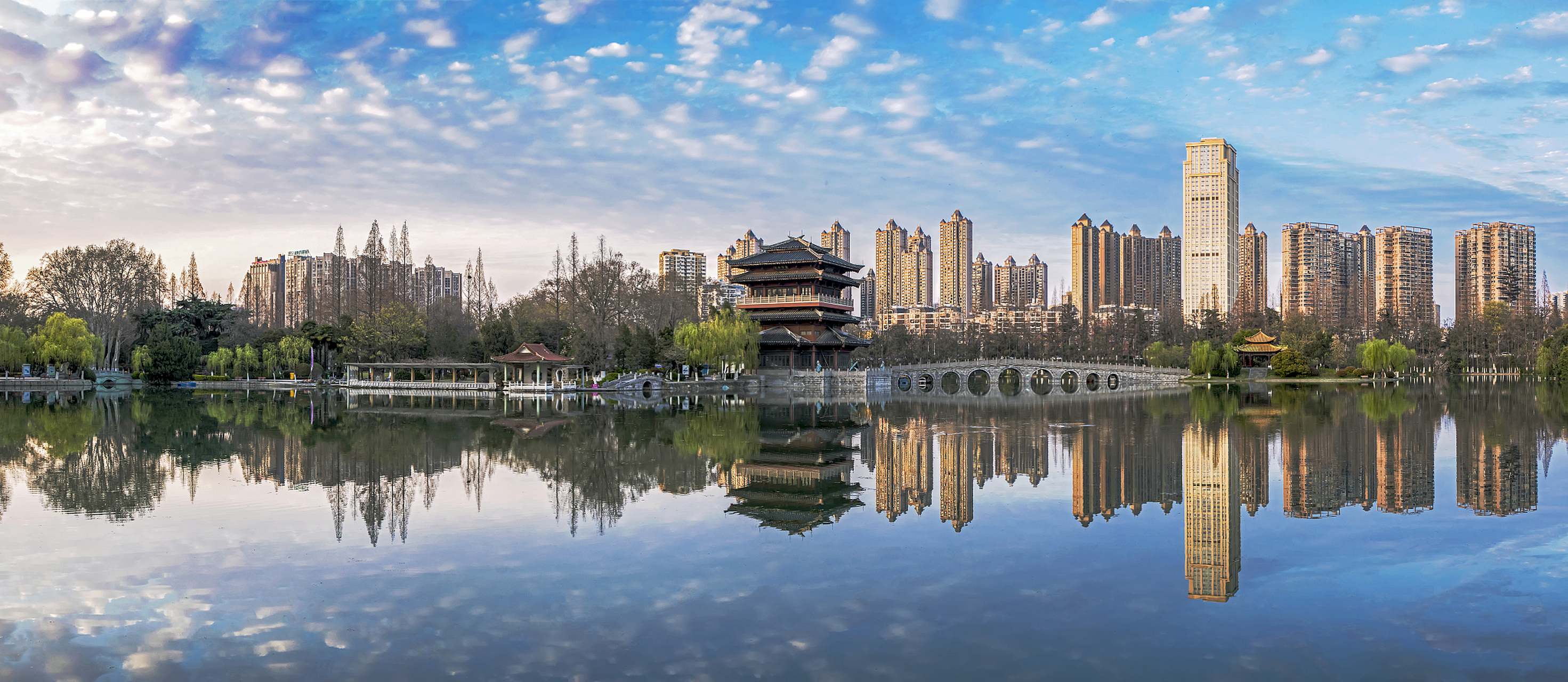 合肥大名湖城,位于安徽省合肥市蜀山区,是一座集居住,商业,文化,休闲