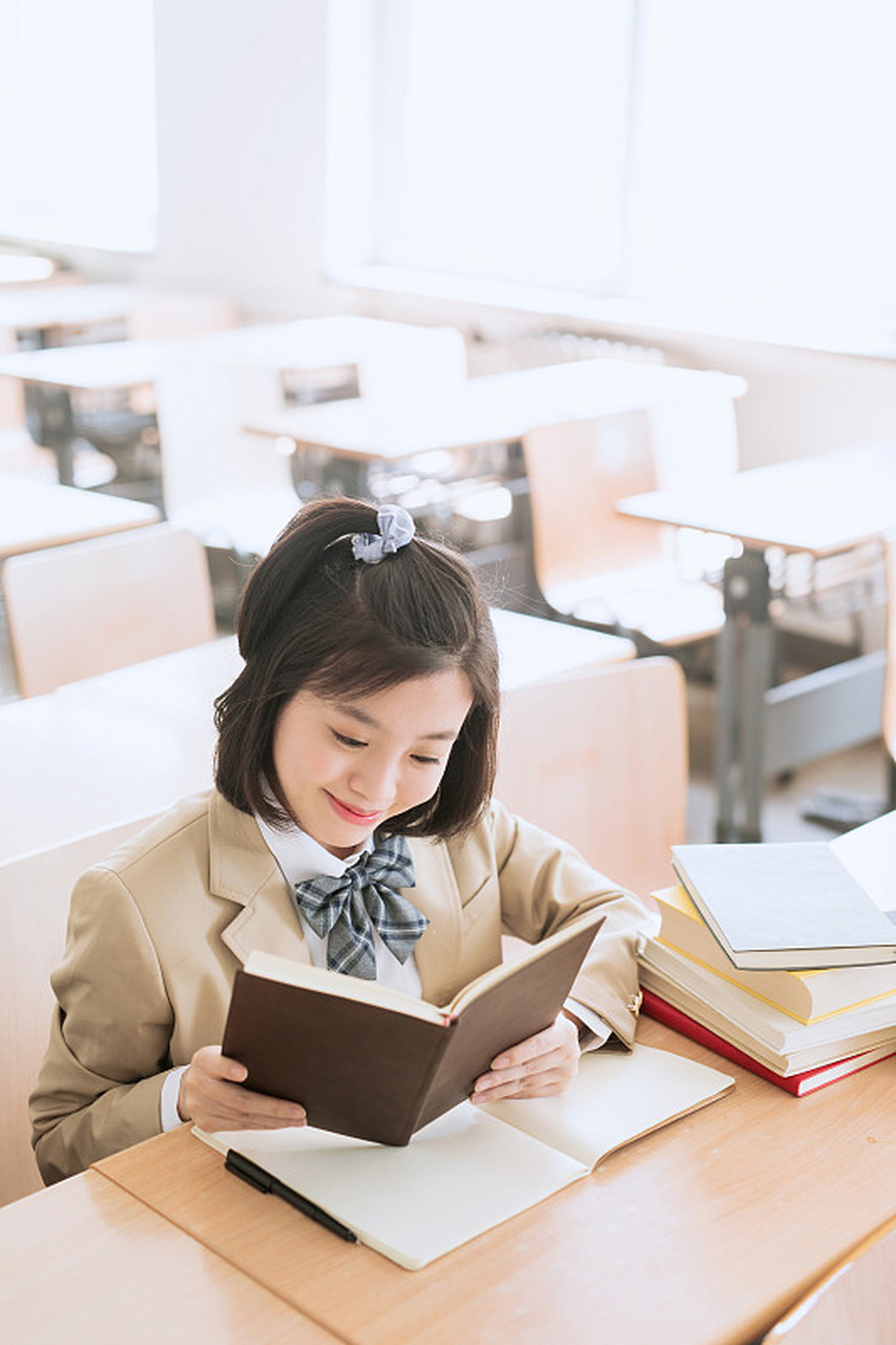 学生需加强平时学习和积累,提高写字速度和清晰度,合理规划时间并利用