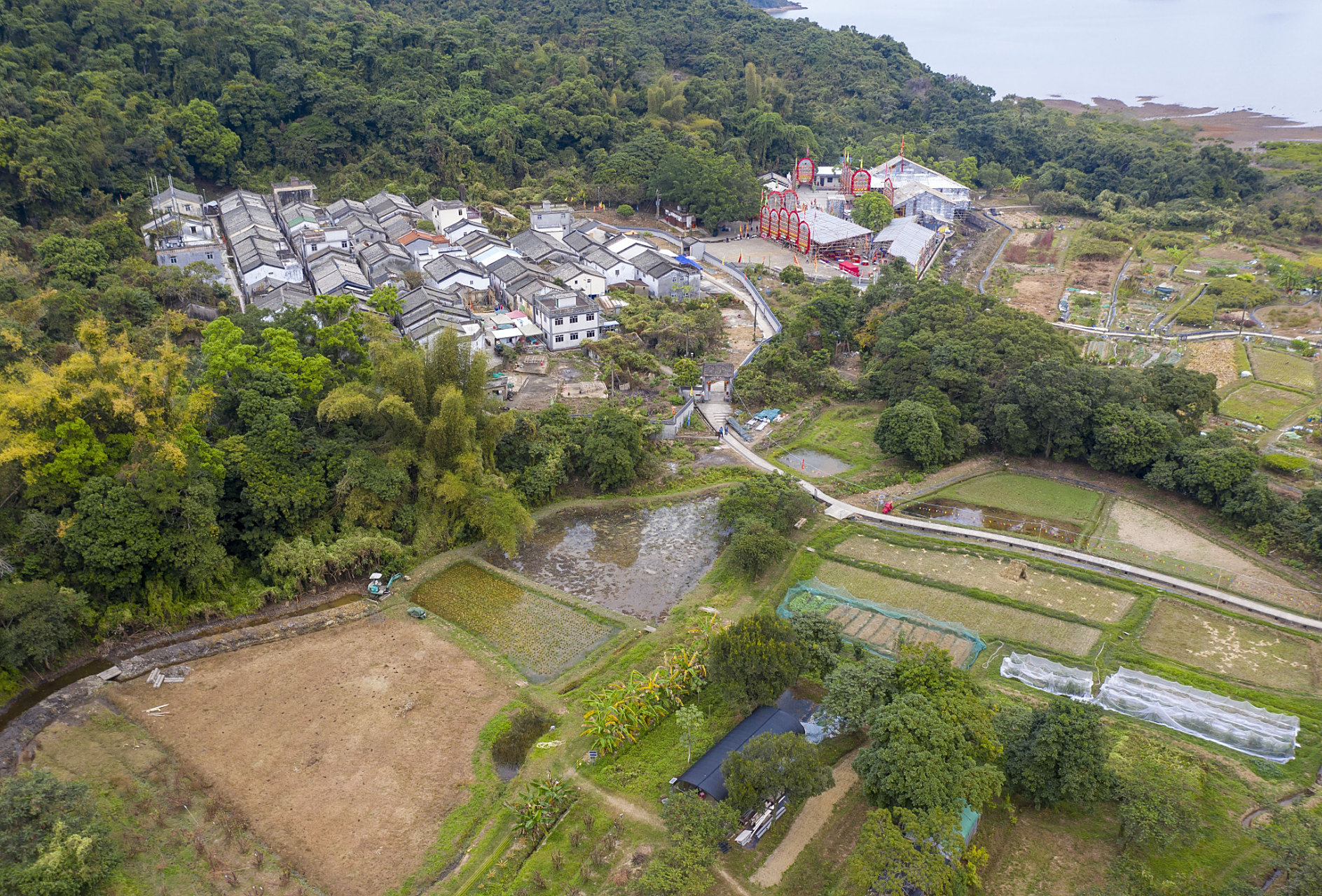 沿着崎岖的山路,重峦叠障之间,你会发现杨梅岭村的风景如诗如画.