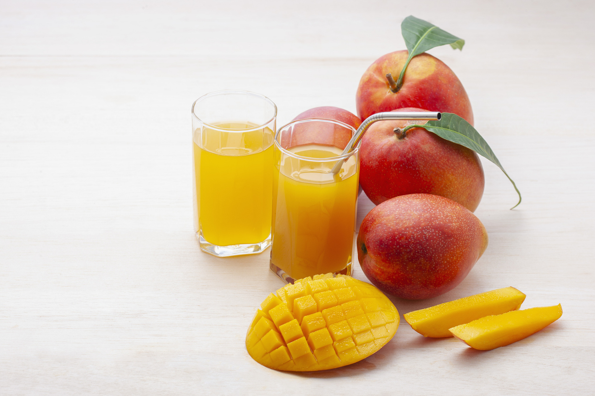 芒果是一种鲜美多汁的水果,在制作果汁时,我们可以搭配许多不同的