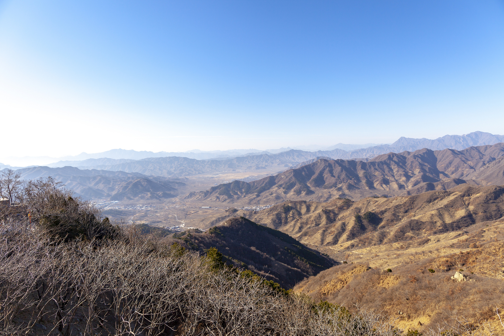 芦芽山位于山西省忻州市宁武县,是北方著名山峰,主峰海拔2736米.