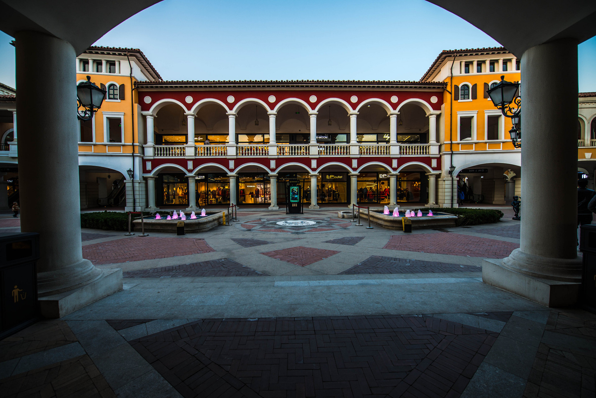 成都佛罗伦萨小镇是西南地区首座纯意大利风格的大型高端名品折扣购物