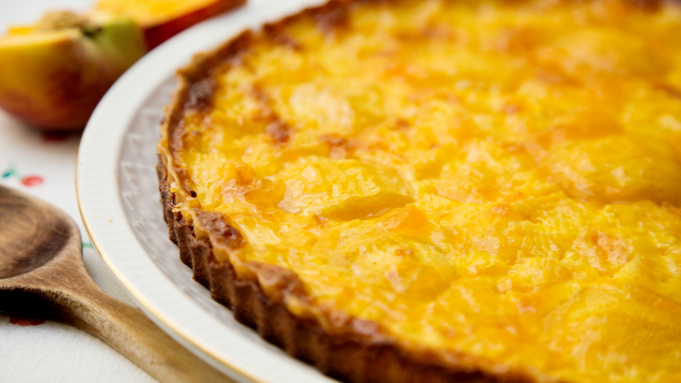 材料:  2个红薯 1/4杯奶油 1/4杯牛奶 1/2杯切碎的切达奶酪 盐和黑