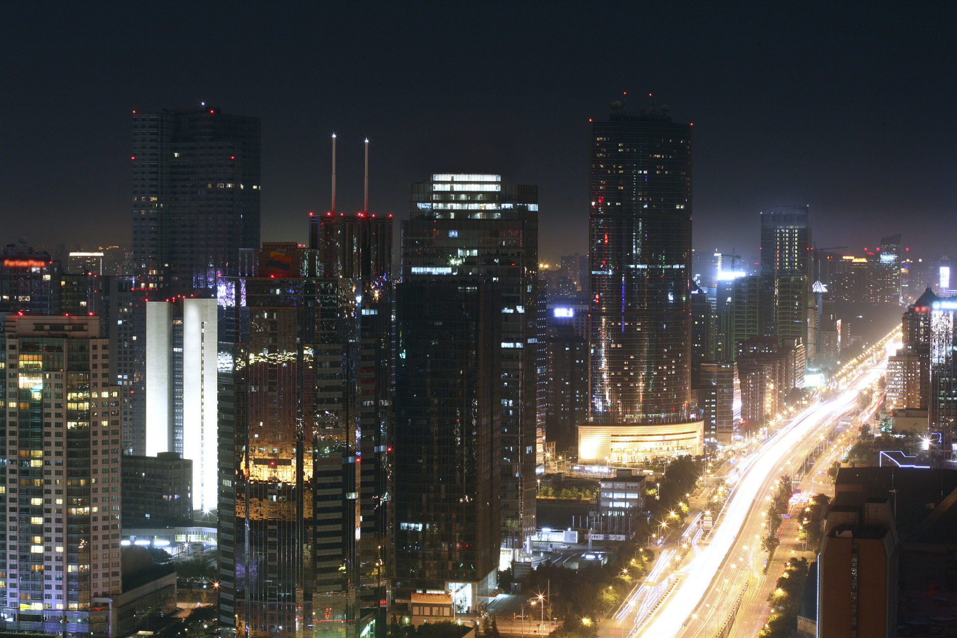 夜幕低垂,华灯初上,城市的夜景如同璀璨星河,倒映在波光粼粼的湖面.