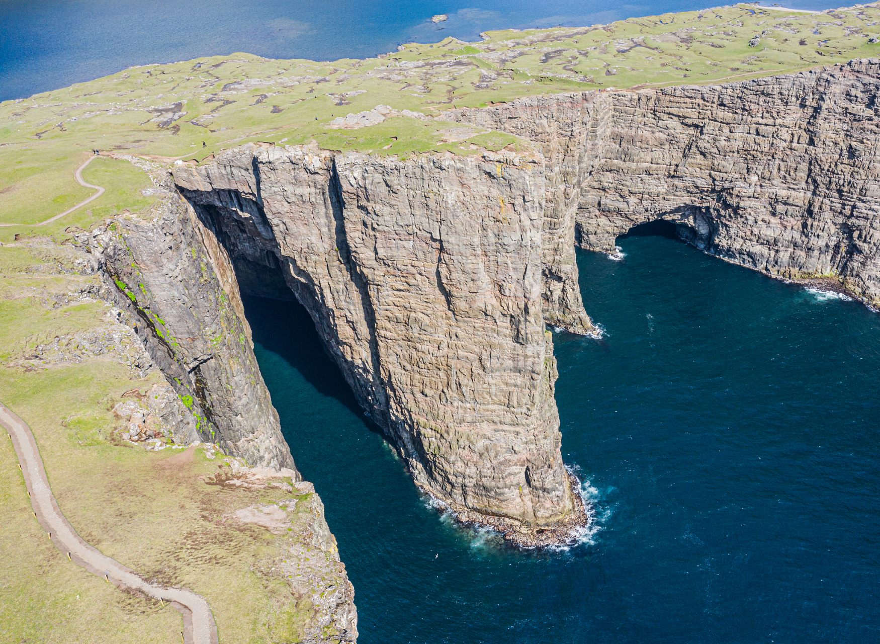 白垩悬崖(white cliffs of dover)位于英国英格兰南部