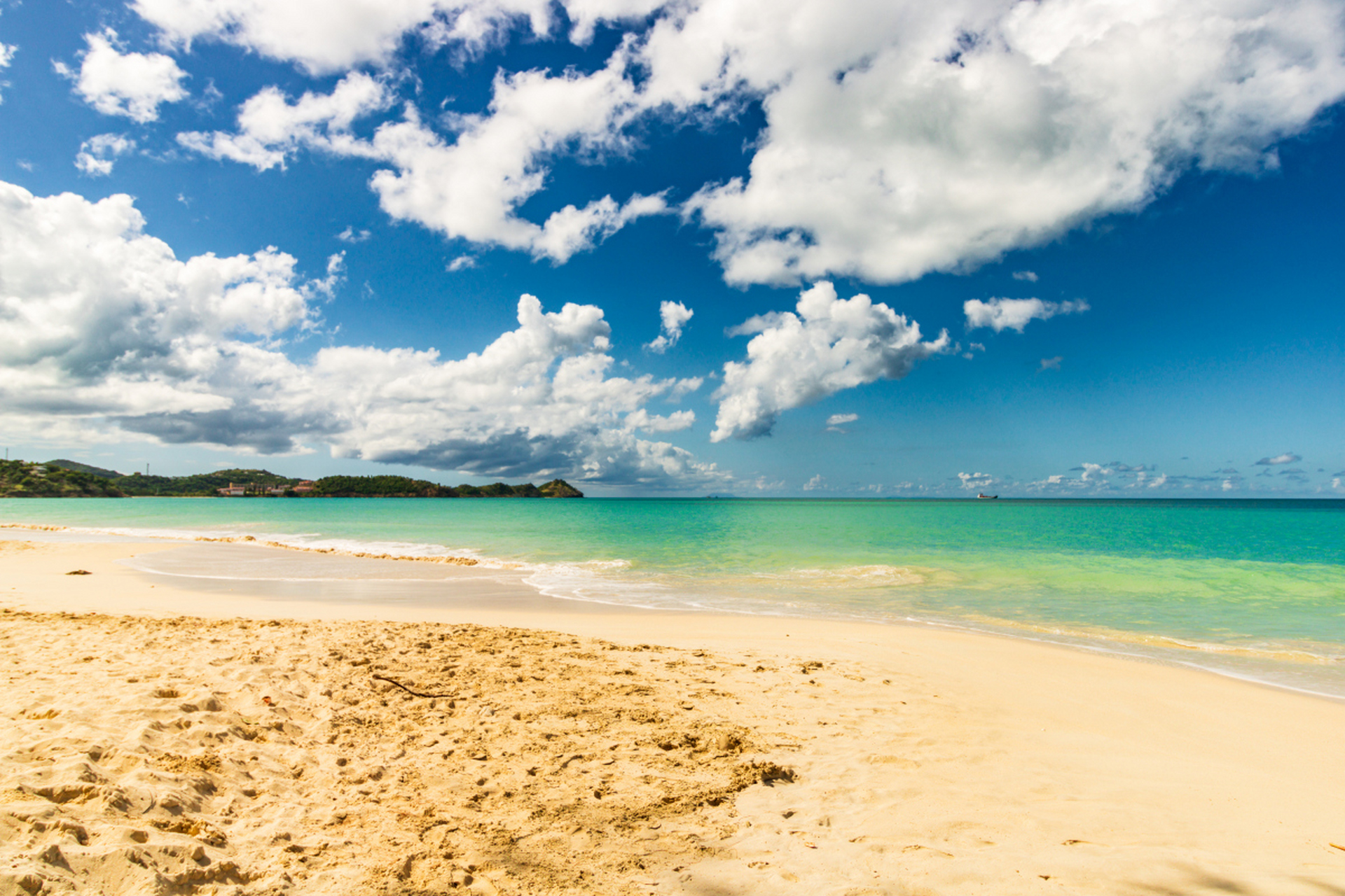 五一假期,我前往海边感受大海的宽广与深邃,欣赏壮丽景色并尝试海上