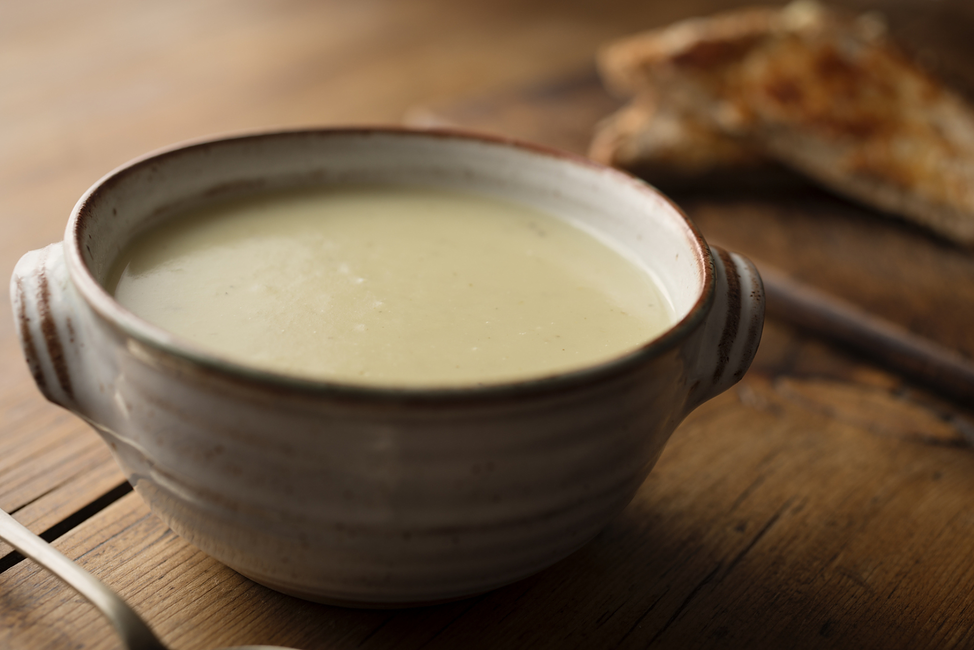 北京豆汁是北京独有的传统小吃,制作原料是绿豆,经过烫豆,磨豆,淀粉