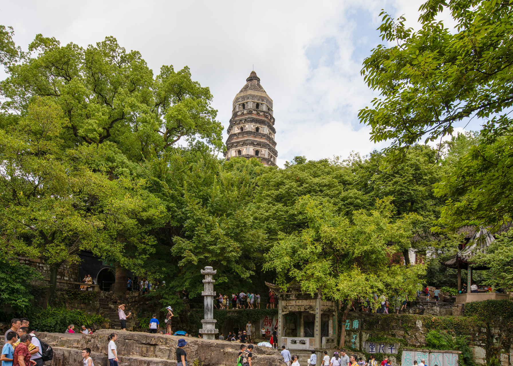 苏州虎丘是位于苏州市虎丘区的一座文化名胜区,景区内有许多古典园林