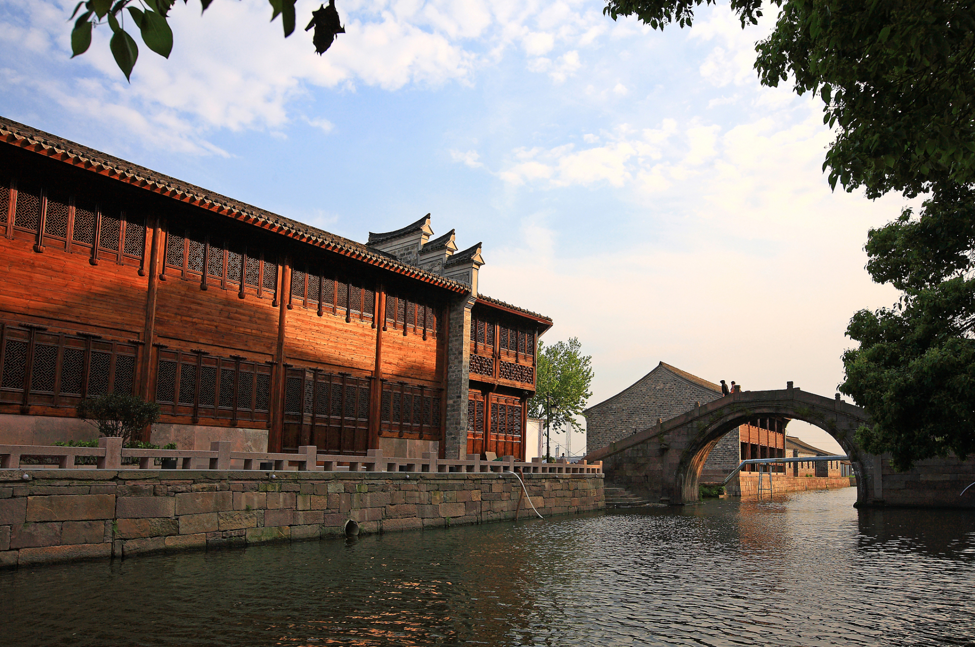 以下是濮院古镇游玩攻略:  必去景点: 濮院古镇有许多著名景点,其中最