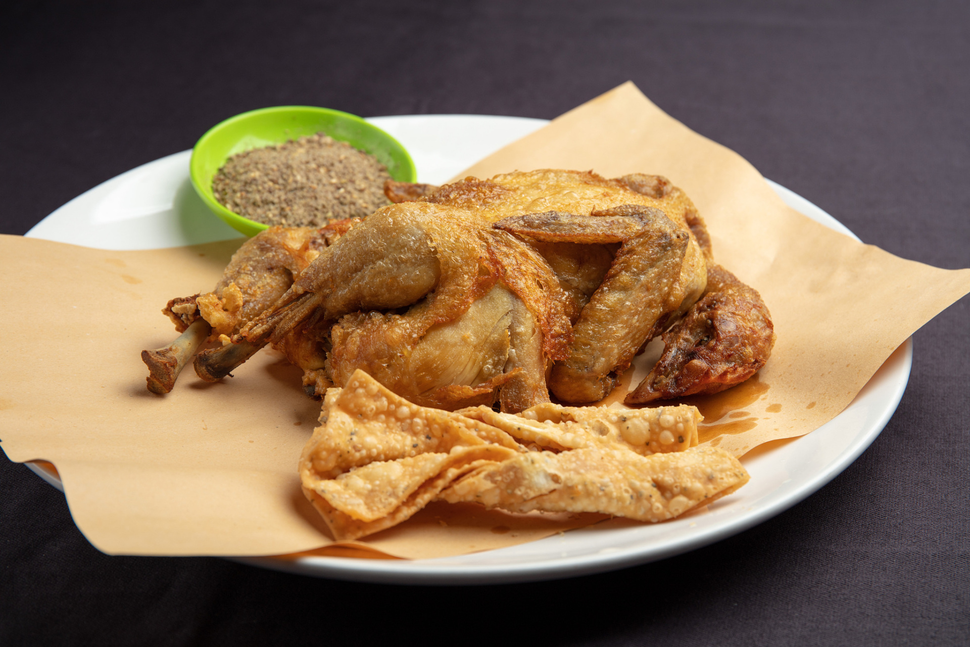 葫芦鸡是陕西省西安市传统风味名菜,始于唐代