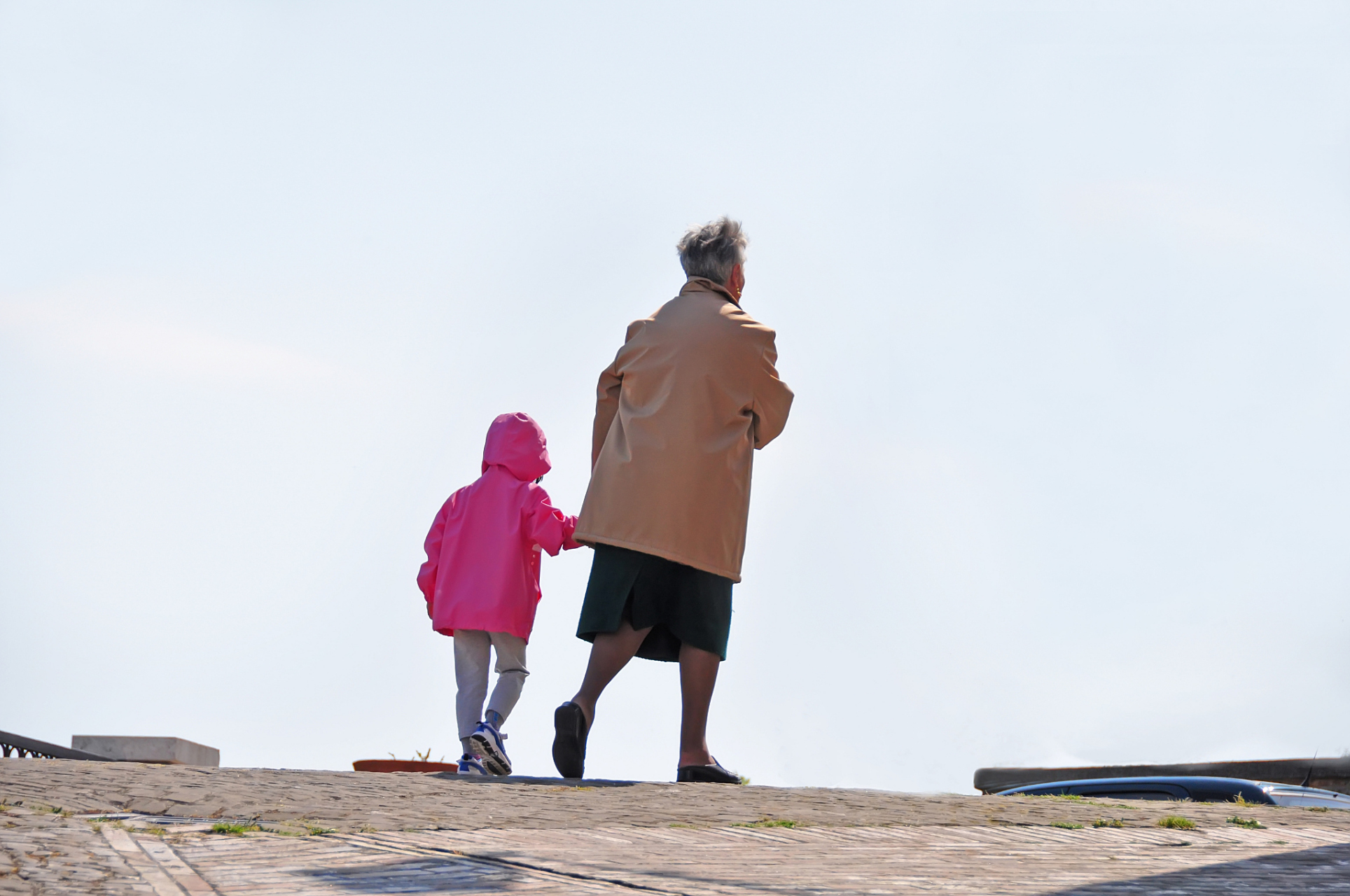 7旬老人超市伸手牵走2岁女童# 青岛一女子在逛超市的时候,七旬老人趁 